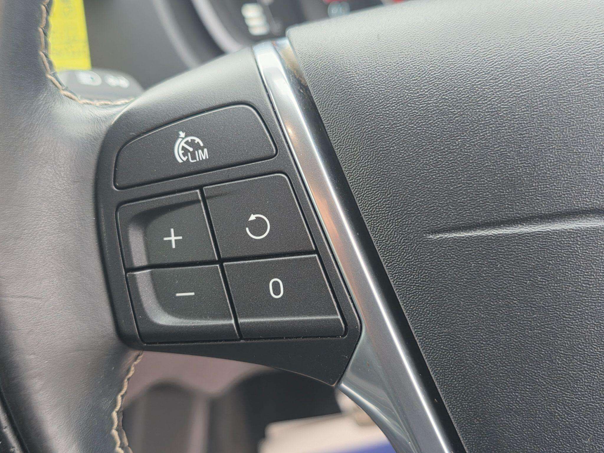 2015 VOLVO V40 2015 VOLVO V40