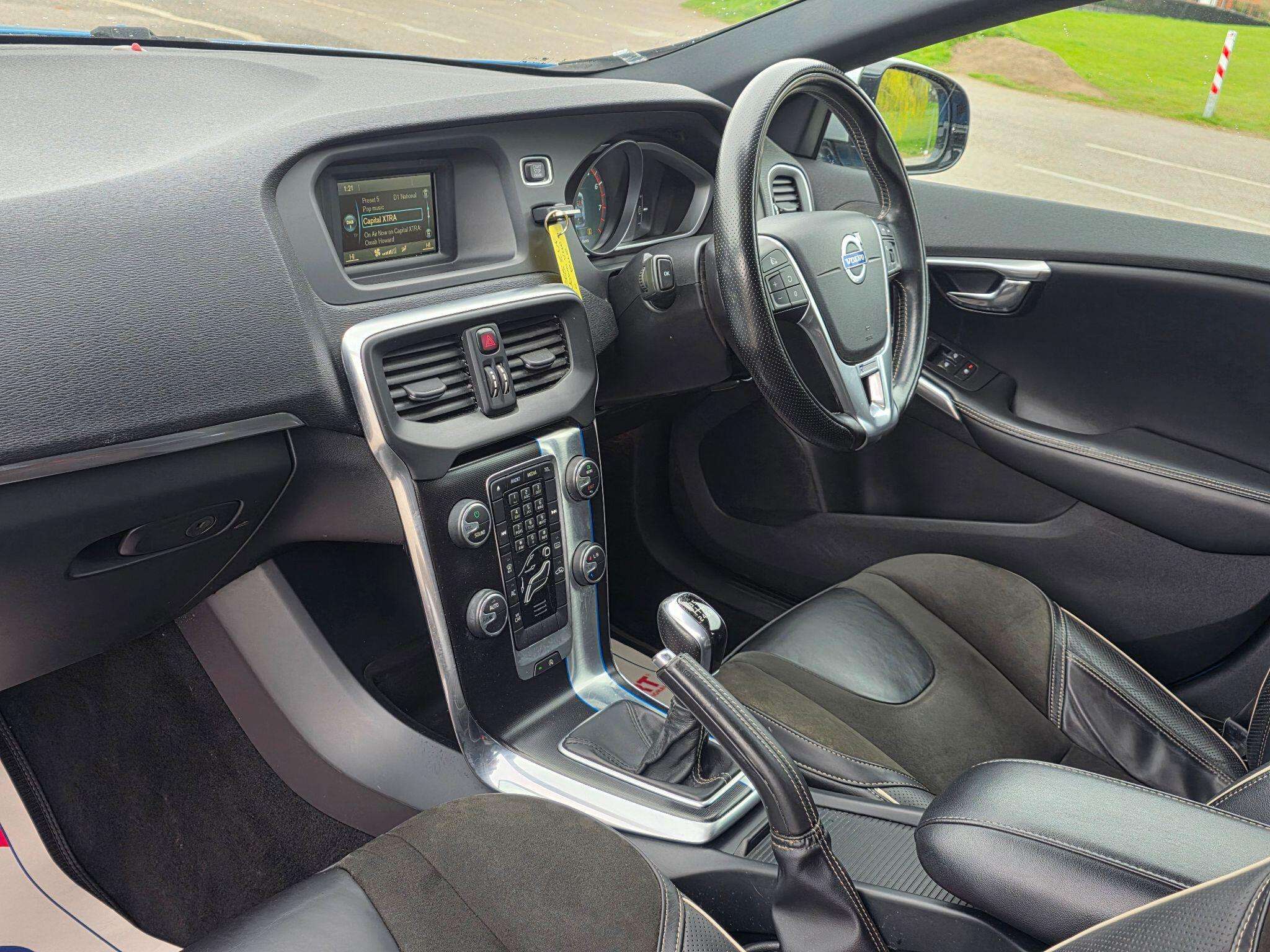 2015 VOLVO V40 2015 VOLVO V40