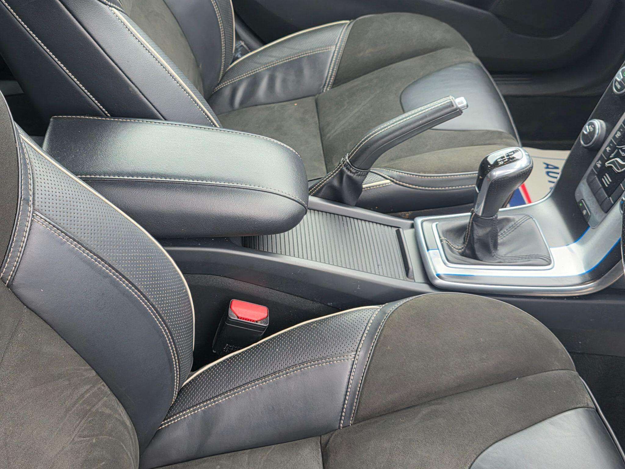 2015 VOLVO V40 2015 VOLVO V40