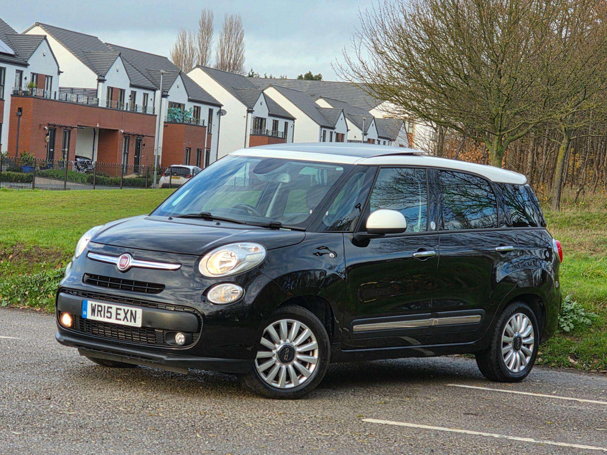 A 2015 FIAT 500L 1.6 MultiJet Lounge MPW Euro 5 (s/s) 5dr A 2015 FIAT 500L 1.6 MultiJet Lounge MPW Euro 5 (s/s) 5dr