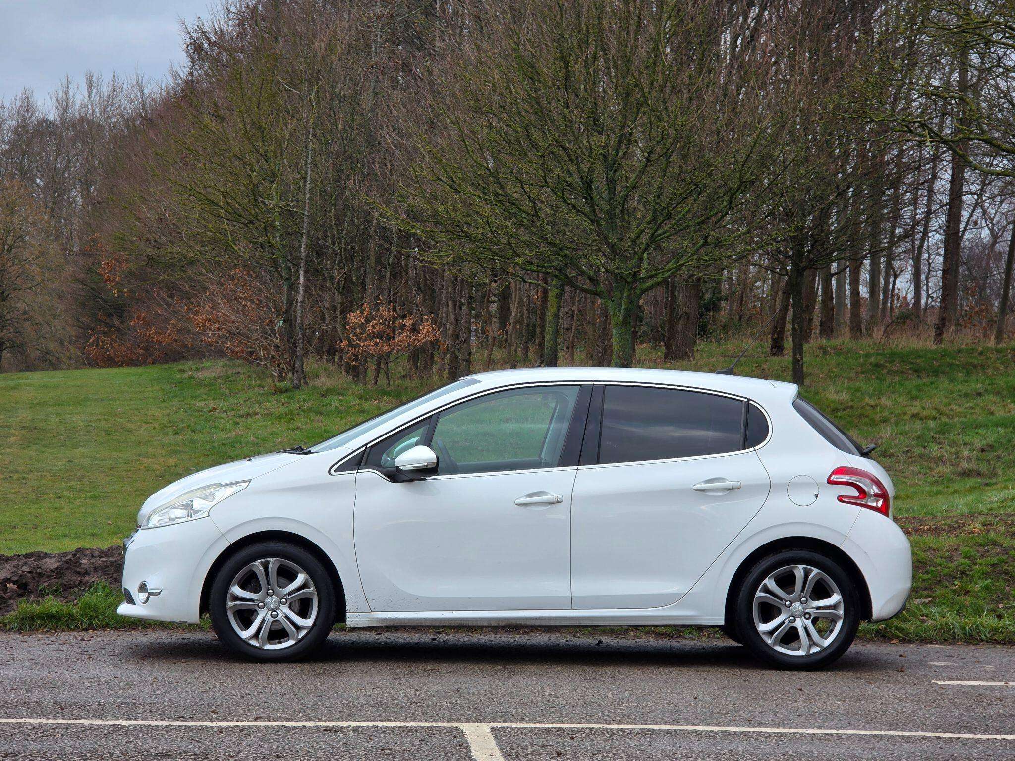 A 2014 PEUGEOT 208 1.4 HDi Allure Euro 5 5dr A 2014 PEUGEOT 208 1.4 HDi Allure Euro 5 5dr