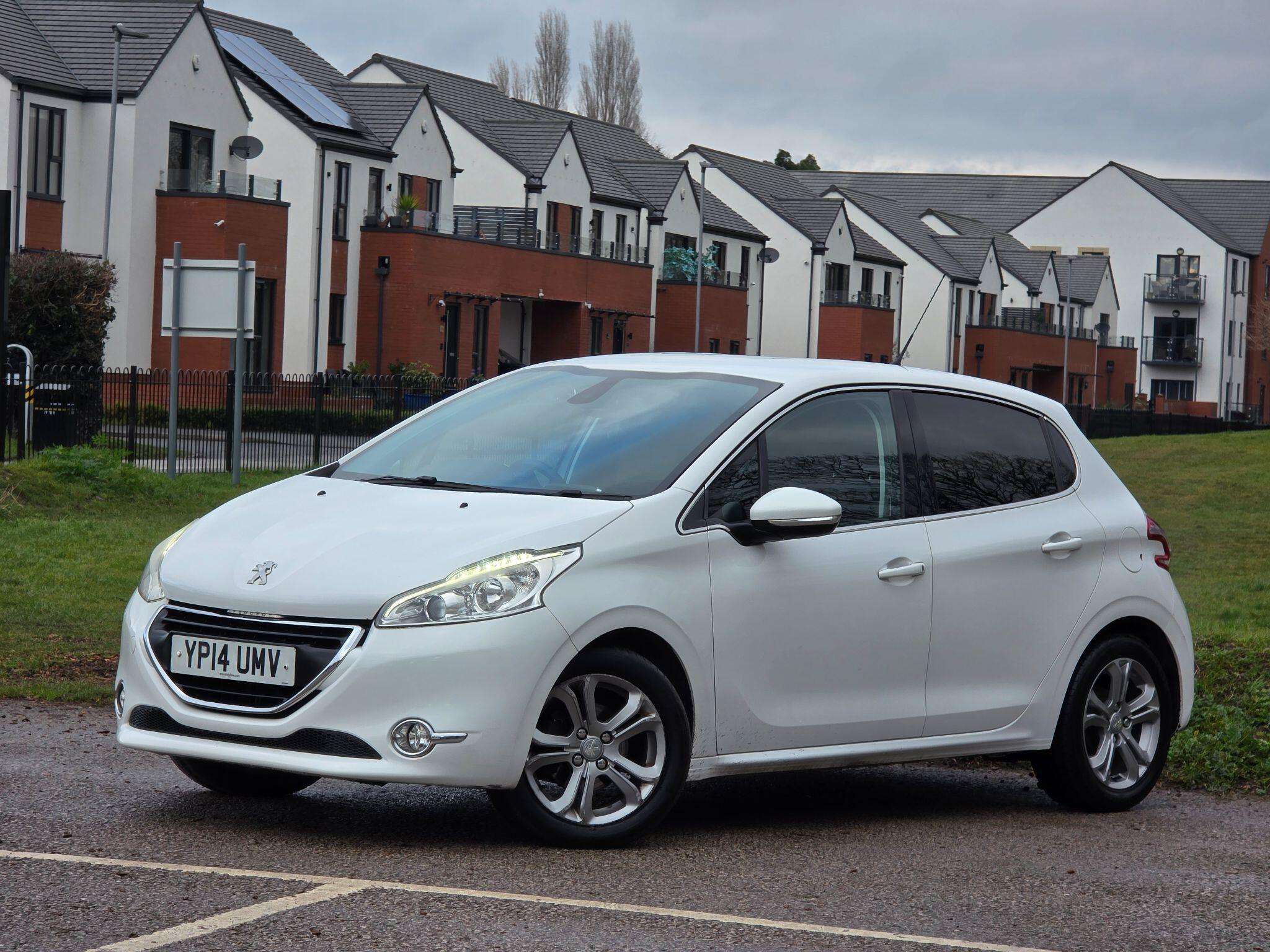 A 2014 PEUGEOT 208 1.4 HDi Allure Euro 5 5dr A 2014 PEUGEOT 208 1.4 HDi Allure Euro 5 5dr