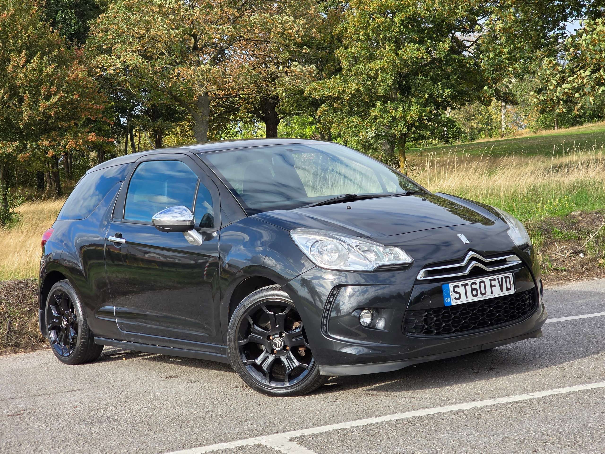 A 2010 CITROEN DS3 HDI BLACK AND WHITE A 2010 CITROEN DS3 HDI BLACK AND WHITE