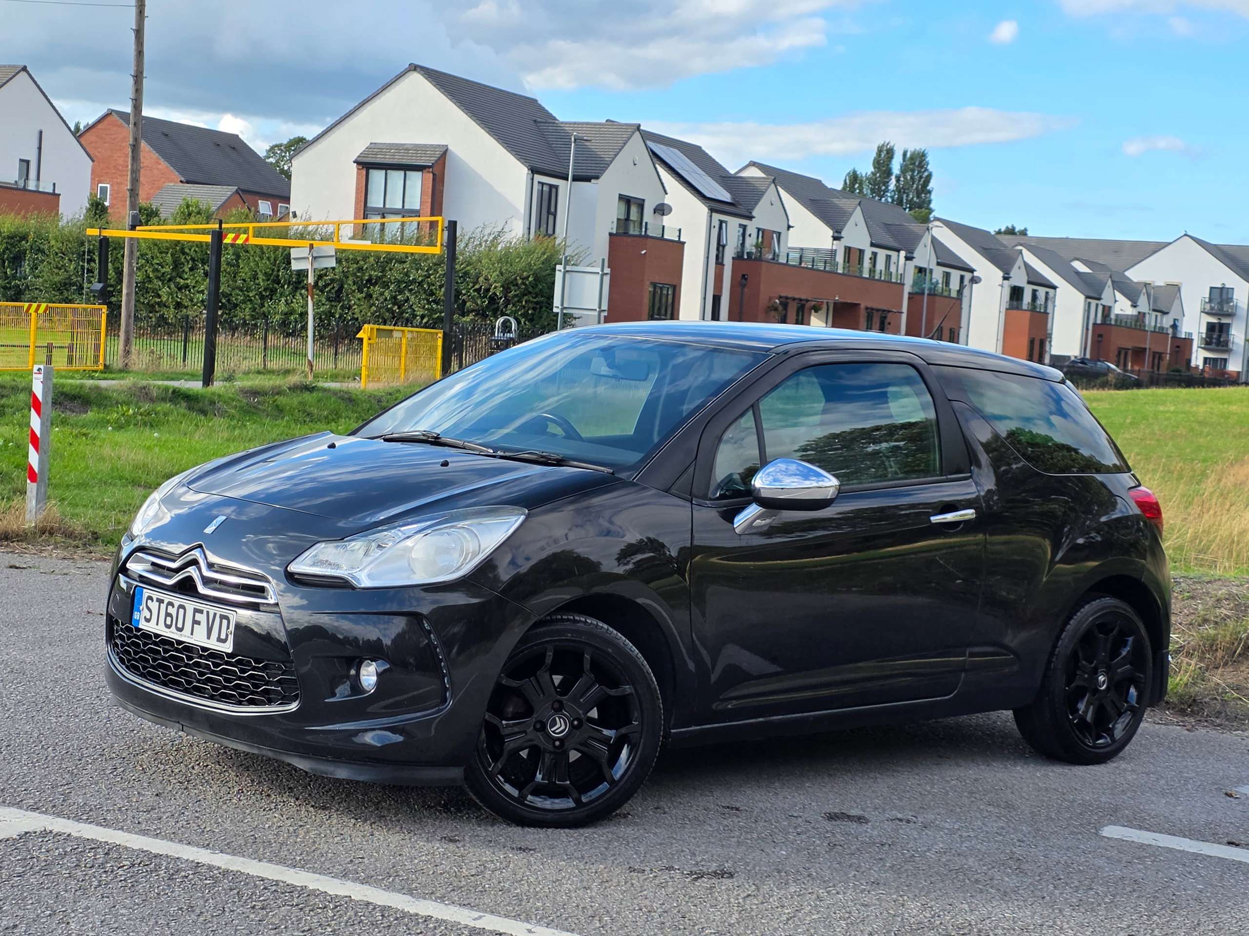 A 2010 CITROEN DS3 HDI BLACK AND WHITE A 2010 CITROEN DS3 HDI BLACK AND WHITE