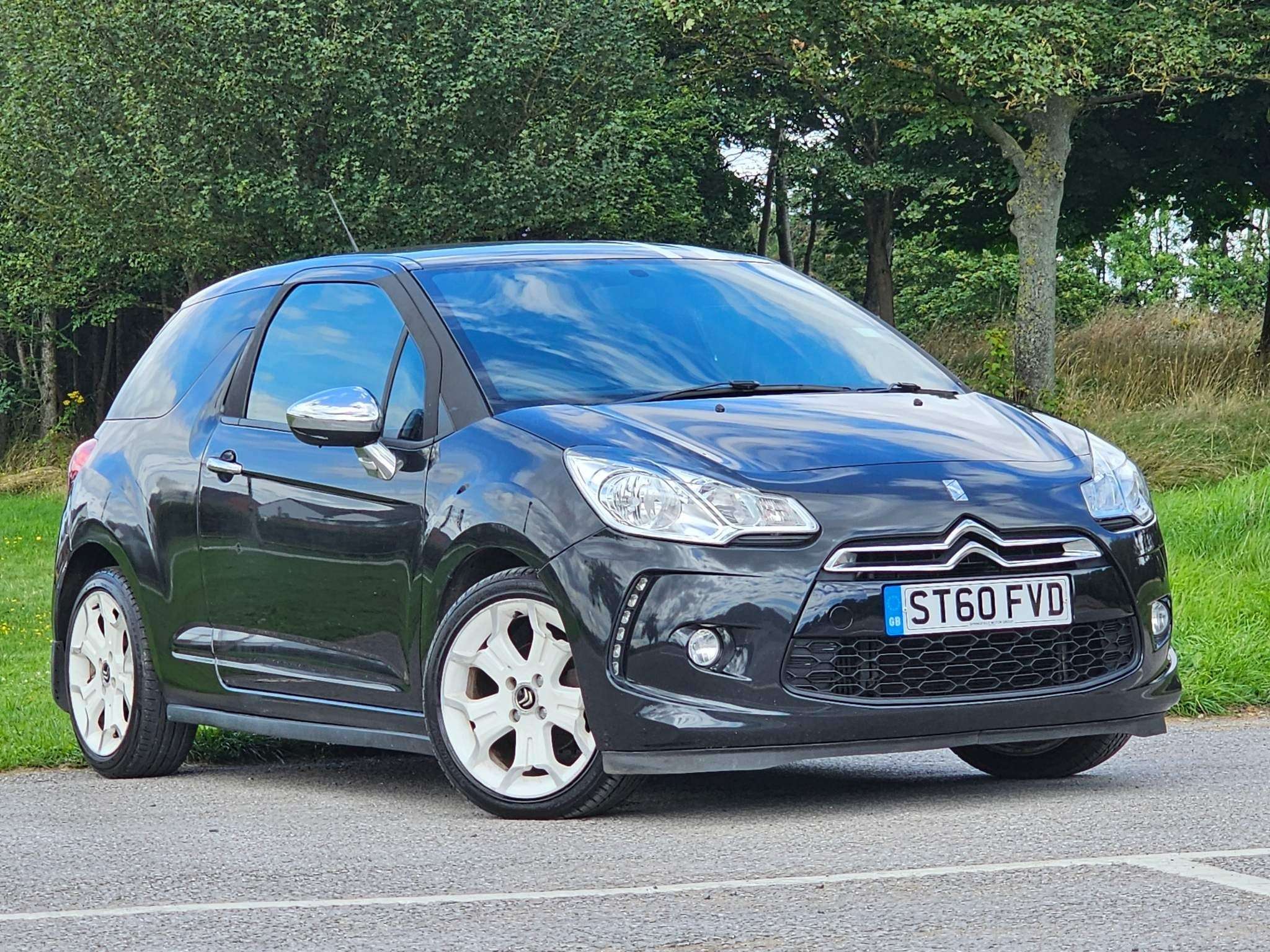 A 2010 CITROEN DS3 HDI BLACK AND WHITE A 2010 CITROEN DS3 HDI BLACK AND WHITE