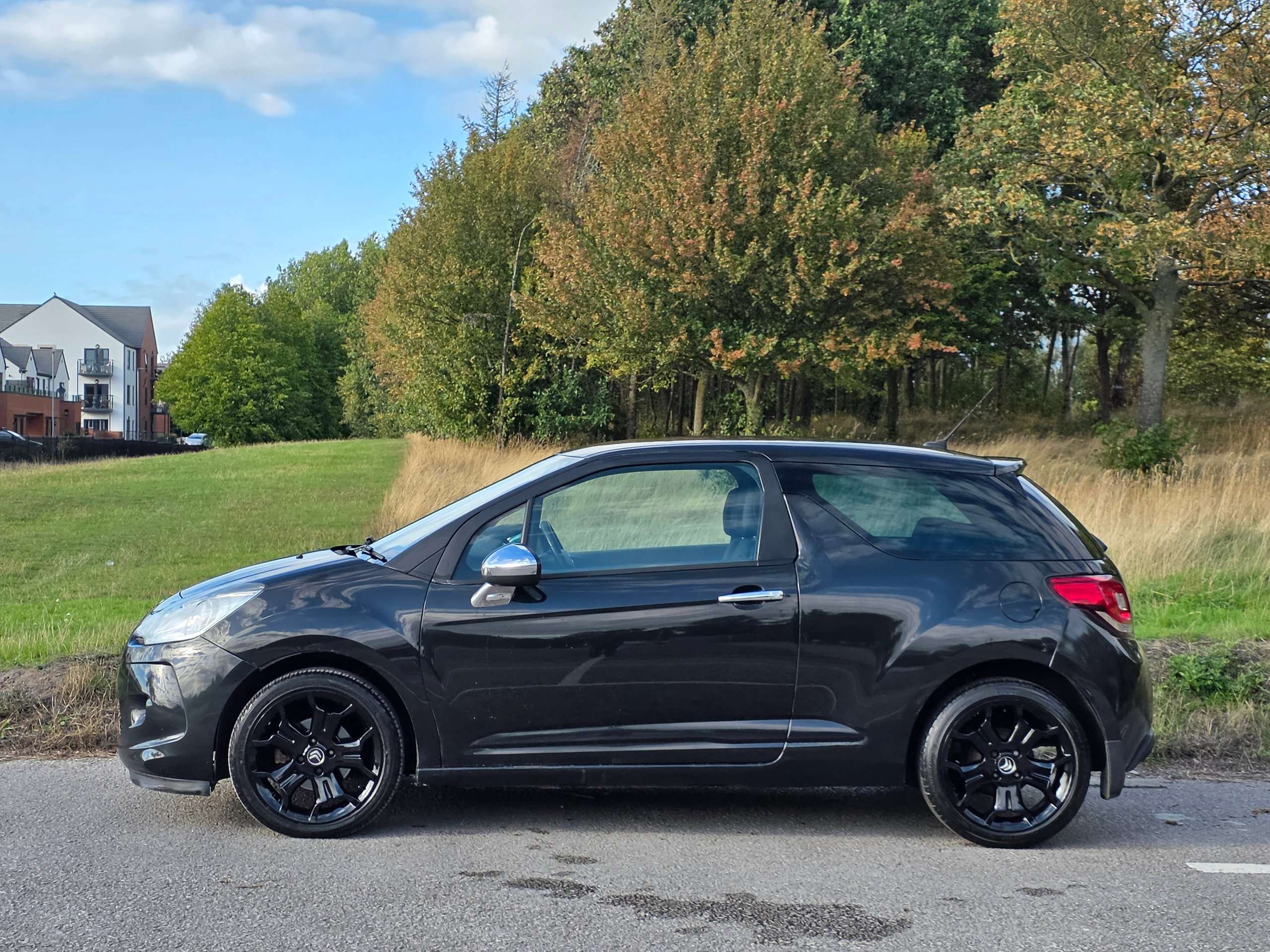 A 2010 CITROEN DS3 HDI BLACK AND WHITE A 2010 CITROEN DS3 HDI BLACK AND WHITE