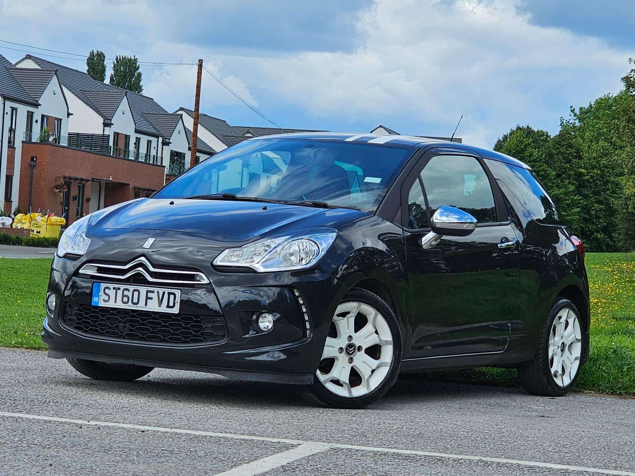 A 2010 CITROEN DS3 HDI BLACK AND WHITE A 2010 CITROEN DS3 HDI BLACK AND WHITE