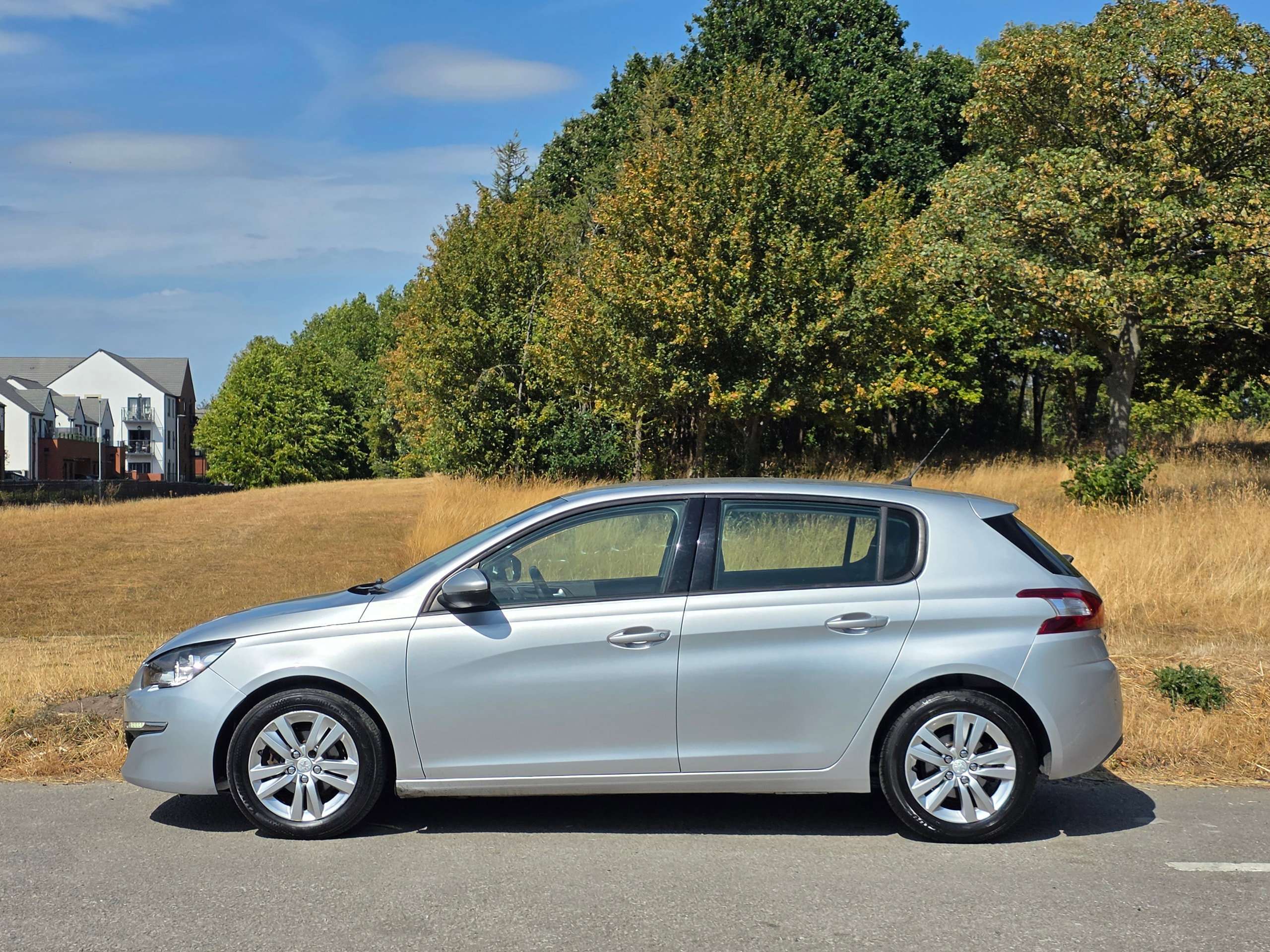 A 2014 PEUGEOT 308 1.6 HDi Active Hatchback 5dr Diesel Manual Euro 5 (92 ps) A 2014 PEUGEOT 308 1.6 HDi Active Hatchback 5dr Diesel Manual Euro 5 (92 ps)