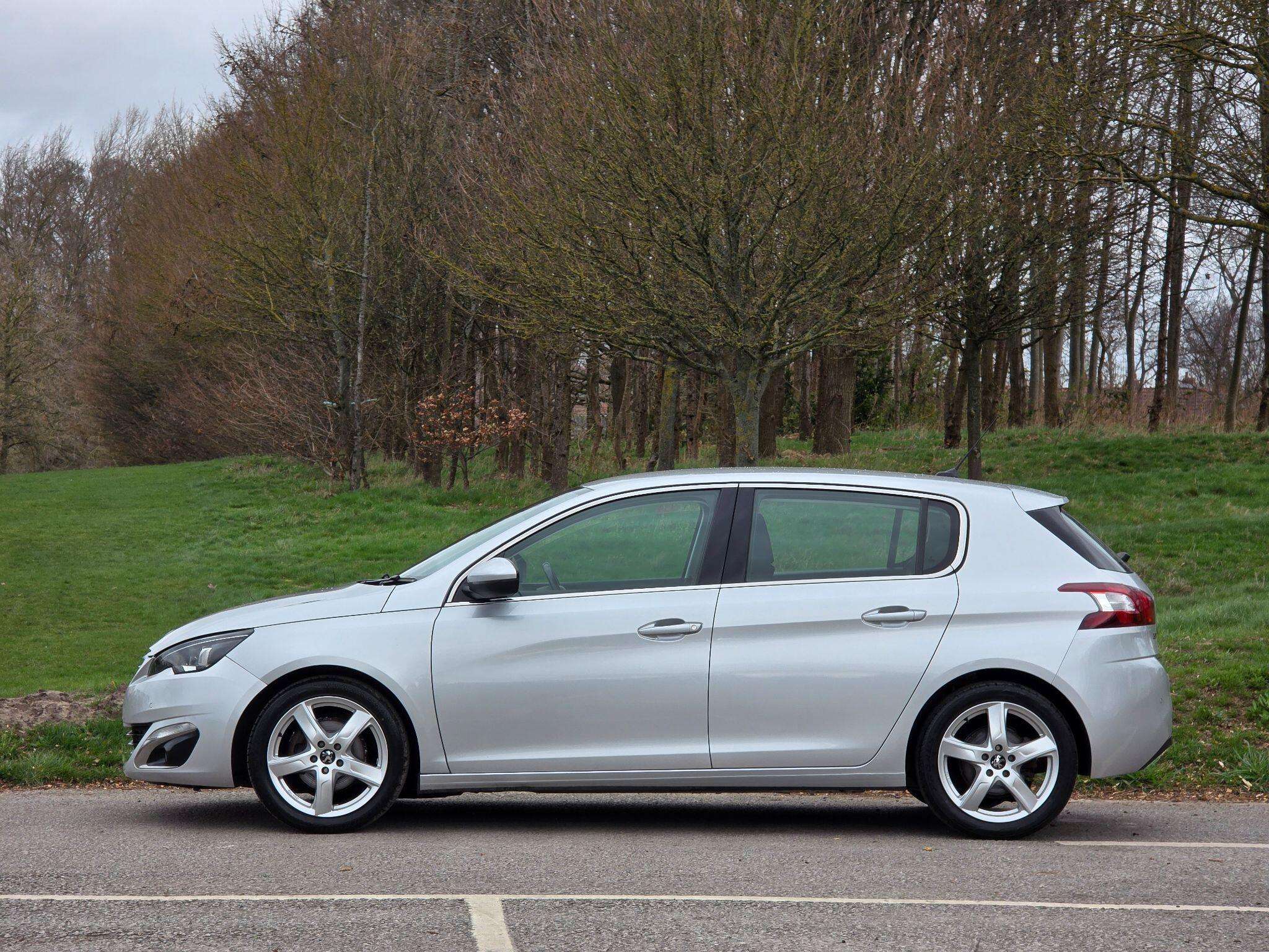 A 2014 PEUGEOT 308 1.6 e-HDi Allure Euro 5 (s/s) 5dr A 2014 PEUGEOT 308 1.6 e-HDi Allure Euro 5 (s/s) 5dr