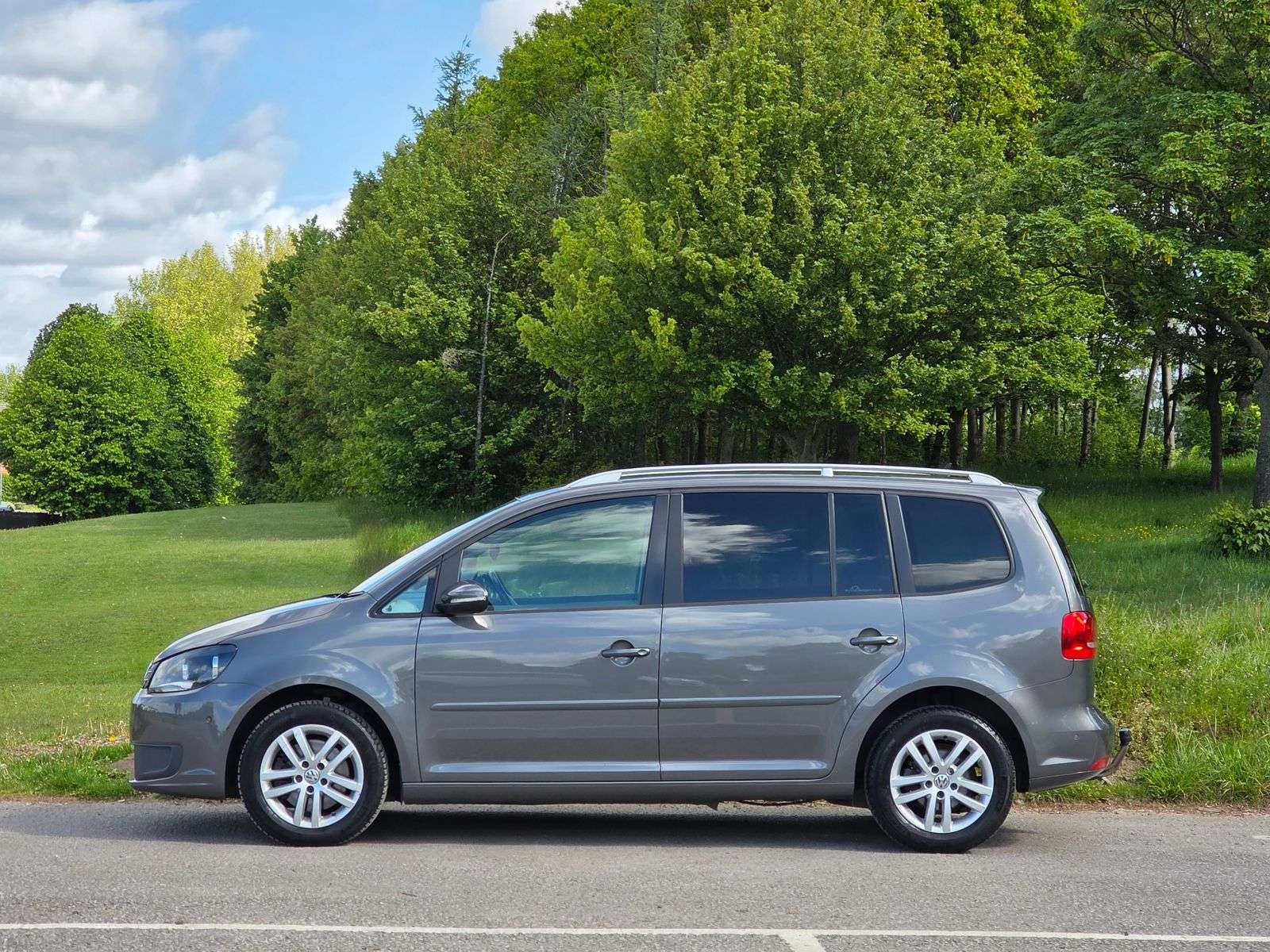 A 2013 VOLKSWAGEN TOURAN 2.0 TDI SE MPV 5dr Diesel Manual Euro 5 (140 ps) A 2013 VOLKSWAGEN TOURAN 2.0 TDI SE MPV 5dr Diesel Manual Euro 5 (140 ps)