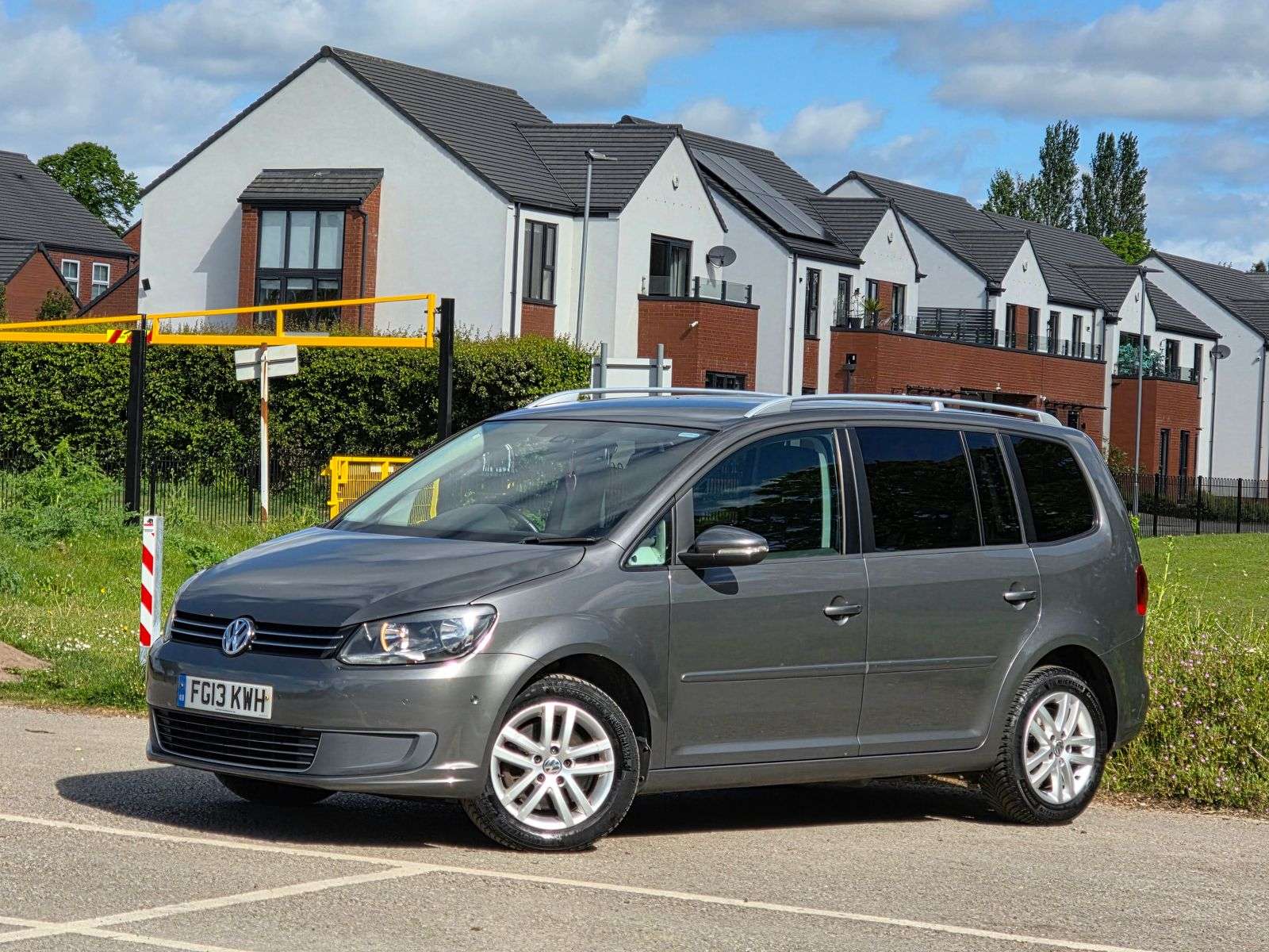 A 2013 VOLKSWAGEN TOURAN 2.0 TDI SE MPV 5dr Diesel Manual Euro 5 (140 ps) A 2013 VOLKSWAGEN TOURAN 2.0 TDI SE MPV 5dr Diesel Manual Euro 5 (140 ps)