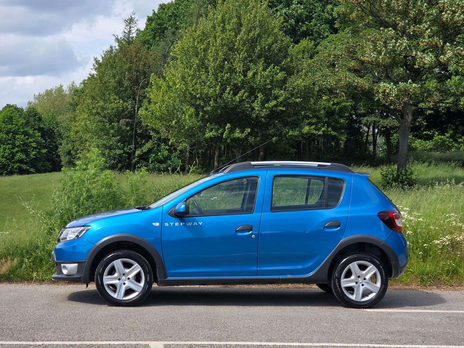 A 2015 DACIA SANDERO STEPWAY 0.9 TCe Laureate Hatchback 5dr Petrol Manual Euro 5 (90 ps) A 2015 DACIA SANDERO STEPWAY 0.9 TCe Laureate Hatchback 5dr Petrol Manual Euro 5 (90 ps)