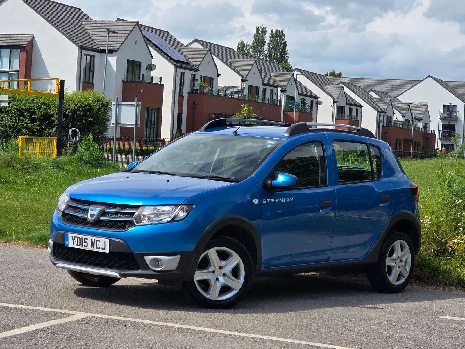A 2015 DACIA SANDERO STEPWAY 0.9 TCe Laureate Hatchback 5dr Petrol Manual Euro 5 (90 ps) A 2015 DACIA SANDERO STEPWAY 0.9 TCe Laureate Hatchback 5dr Petrol Manual Euro 5 (90 ps)