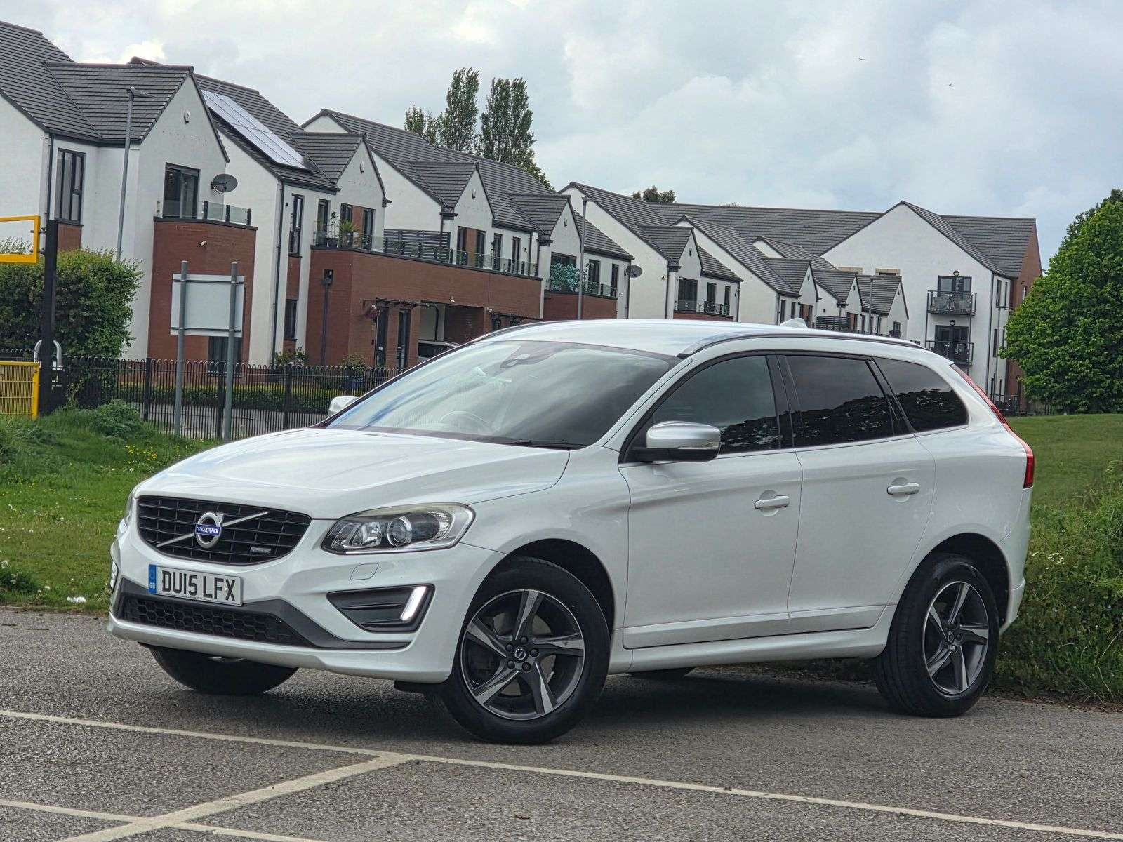 A 2015 VOLVO XC60 2.4 D4 R-Design Lux Nav AWD Euro 5 (s/s) 5dr A 2015 VOLVO XC60 2.4 D4 R-Design Lux Nav AWD Euro 5 (s/s) 5dr