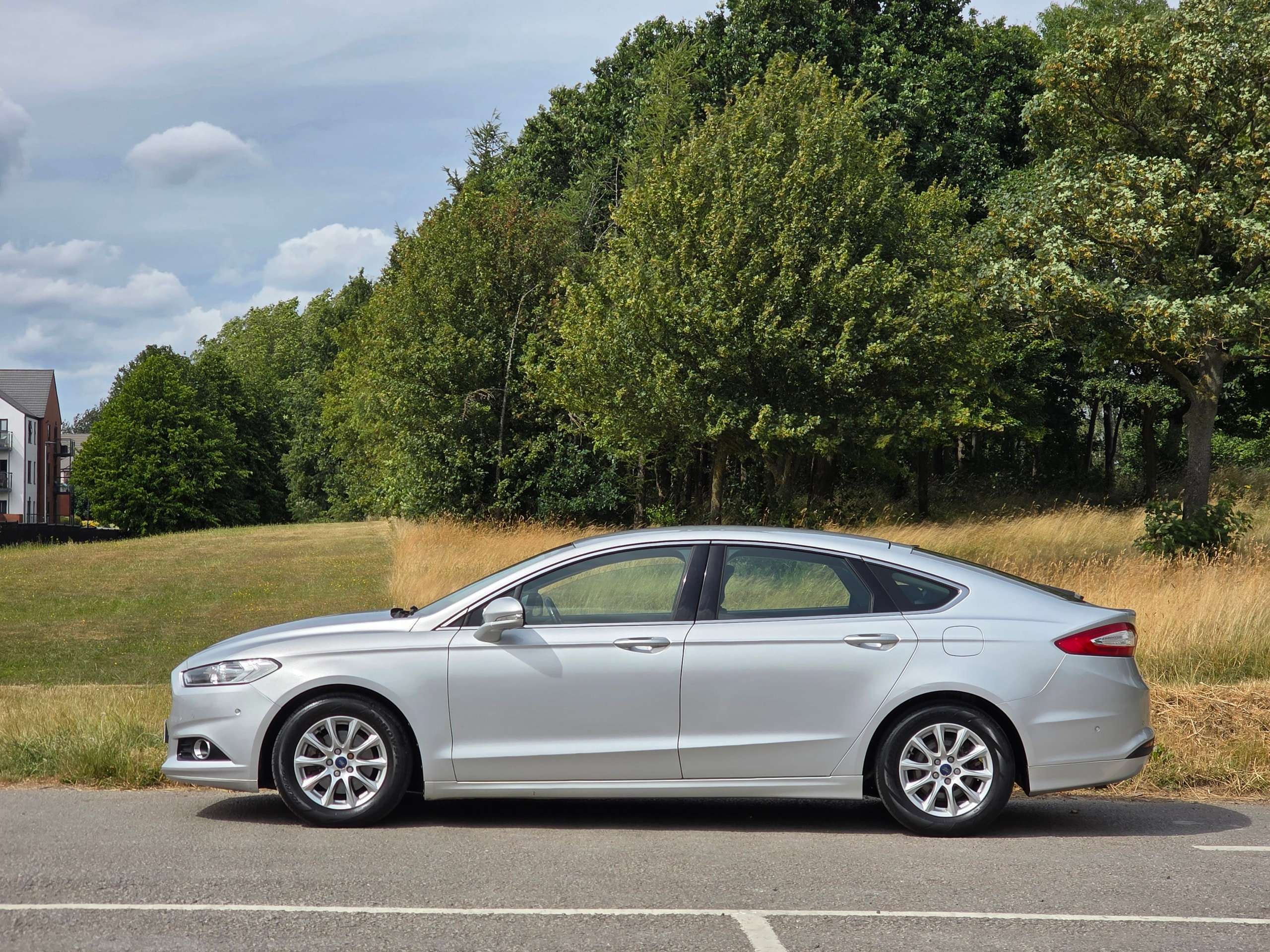 A 2015 FORD MONDEO 2.0 TDCi ECOnetic Zetec Hatchback 5dr Diesel Manual Euro 6 (s/s) (150 ps) A 2015 FORD MONDEO 2.0 TDCi ECOnetic Zetec Hatchback 5dr Diesel Manual Euro 6 (s/s) (150 ps)