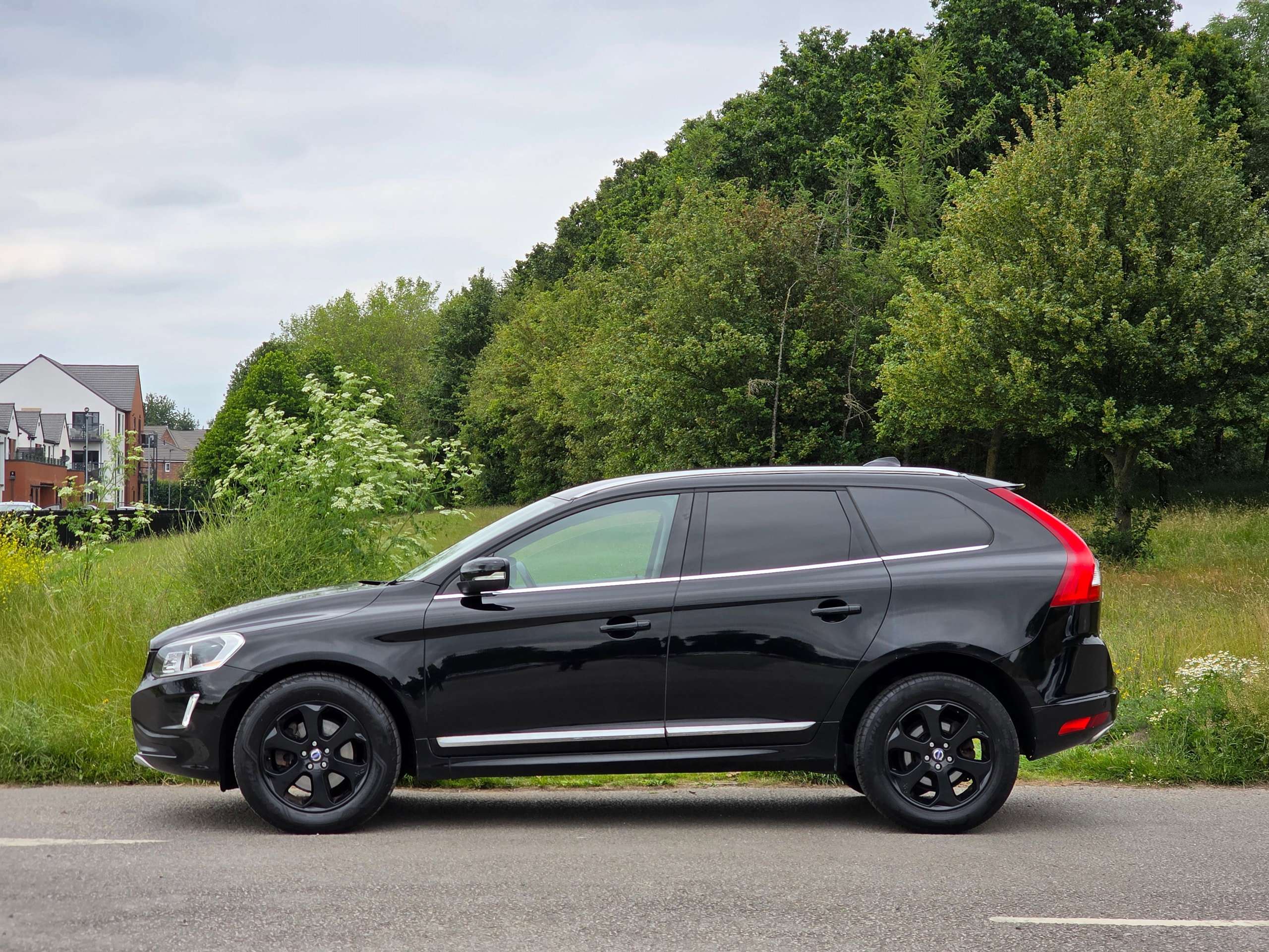 A 2013 VOLVO XC60 2.4 D5 SE Lux Nav Geartronic AWD Euro 5 5dr A 2013 VOLVO XC60 2.4 D5 SE Lux Nav Geartronic AWD Euro 5 5dr