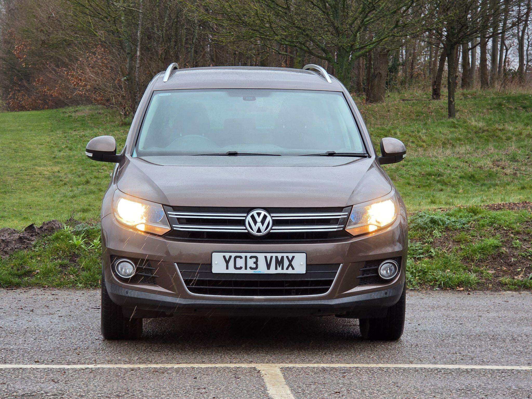 A 2013 VOLKSWAGEN TIGUAN 2.0 TDI BlueMotion Tech SE 4WD Euro 5 (s/s) 5dr A 2013 VOLKSWAGEN TIGUAN 2.0 TDI BlueMotion Tech SE 4WD Euro 5 (s/s) 5dr