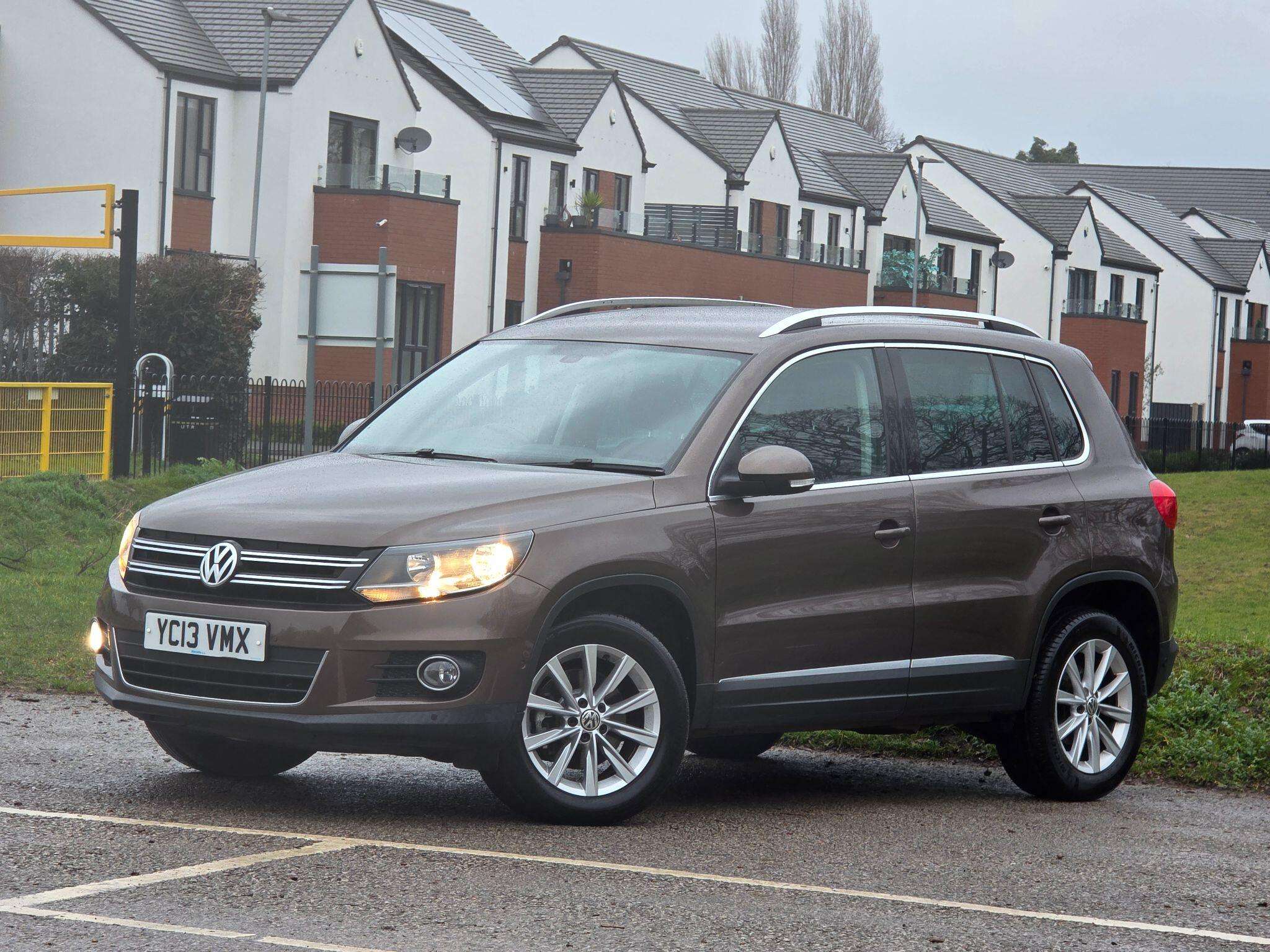 A 2013 VOLKSWAGEN TIGUAN 2.0 TDI BlueMotion Tech SE 4WD Euro 5 (s/s) 5dr A 2013 VOLKSWAGEN TIGUAN 2.0 TDI BlueMotion Tech SE 4WD Euro 5 (s/s) 5dr