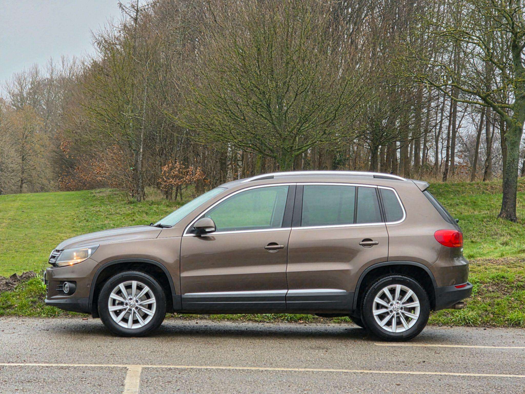 A 2013 VOLKSWAGEN TIGUAN 2.0 TDI BlueMotion Tech SE 4WD Euro 5 (s/s) 5dr A 2013 VOLKSWAGEN TIGUAN 2.0 TDI BlueMotion Tech SE 4WD Euro 5 (s/s) 5dr