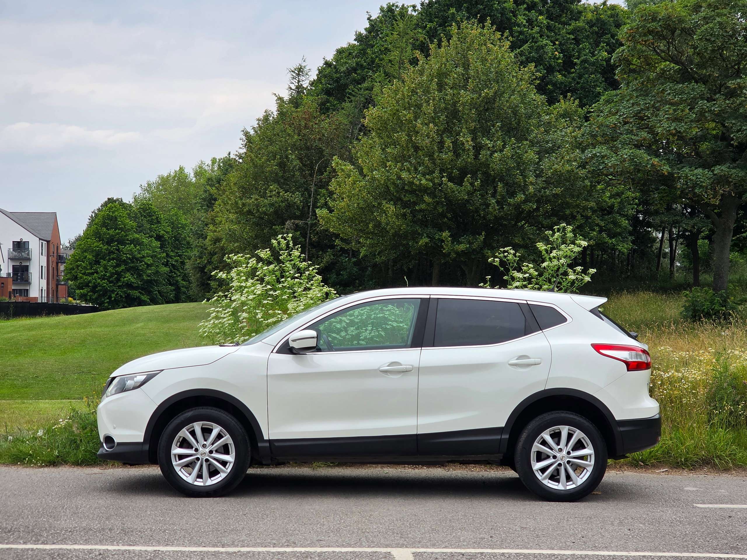 A 2015 NISSAN QASHQAI 1.5 dCi Acenta+ 2WD Euro 5 (s/s) 5dr A 2015 NISSAN QASHQAI 1.5 dCi Acenta+ 2WD Euro 5 (s/s) 5dr