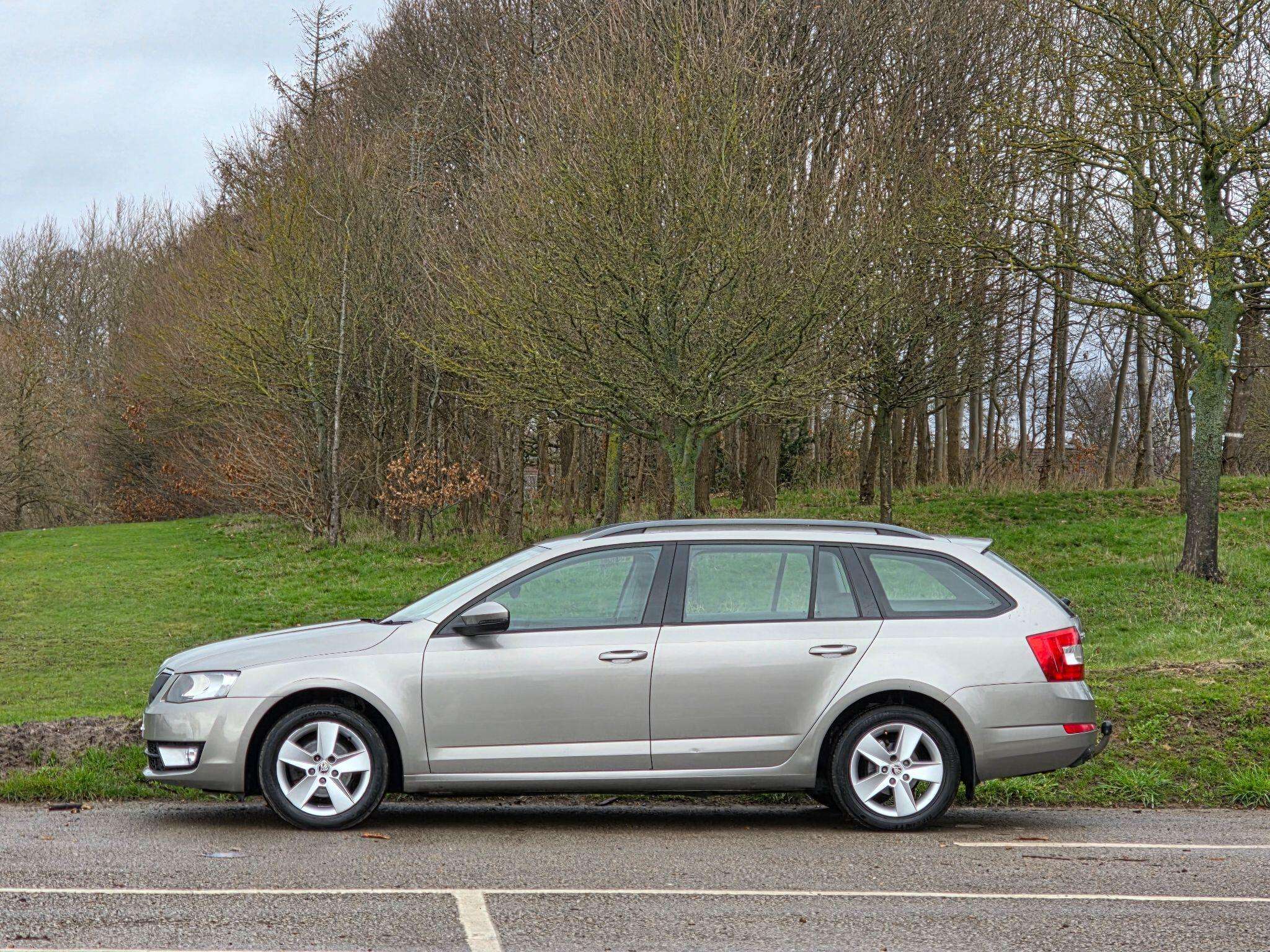 A 2015 SKODA OCTAVIA 1.6 TDI SE Euro 5 (s/s) 5dr A 2015 SKODA OCTAVIA 1.6 TDI SE Euro 5 (s/s) 5dr
