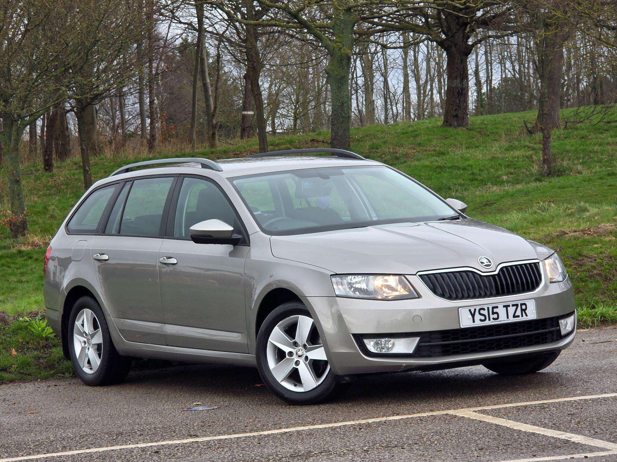 A 2015 SKODA OCTAVIA 1.6 TDI SE Euro 5 (s/s) 5dr A 2015 SKODA OCTAVIA 1.6 TDI SE Euro 5 (s/s) 5dr