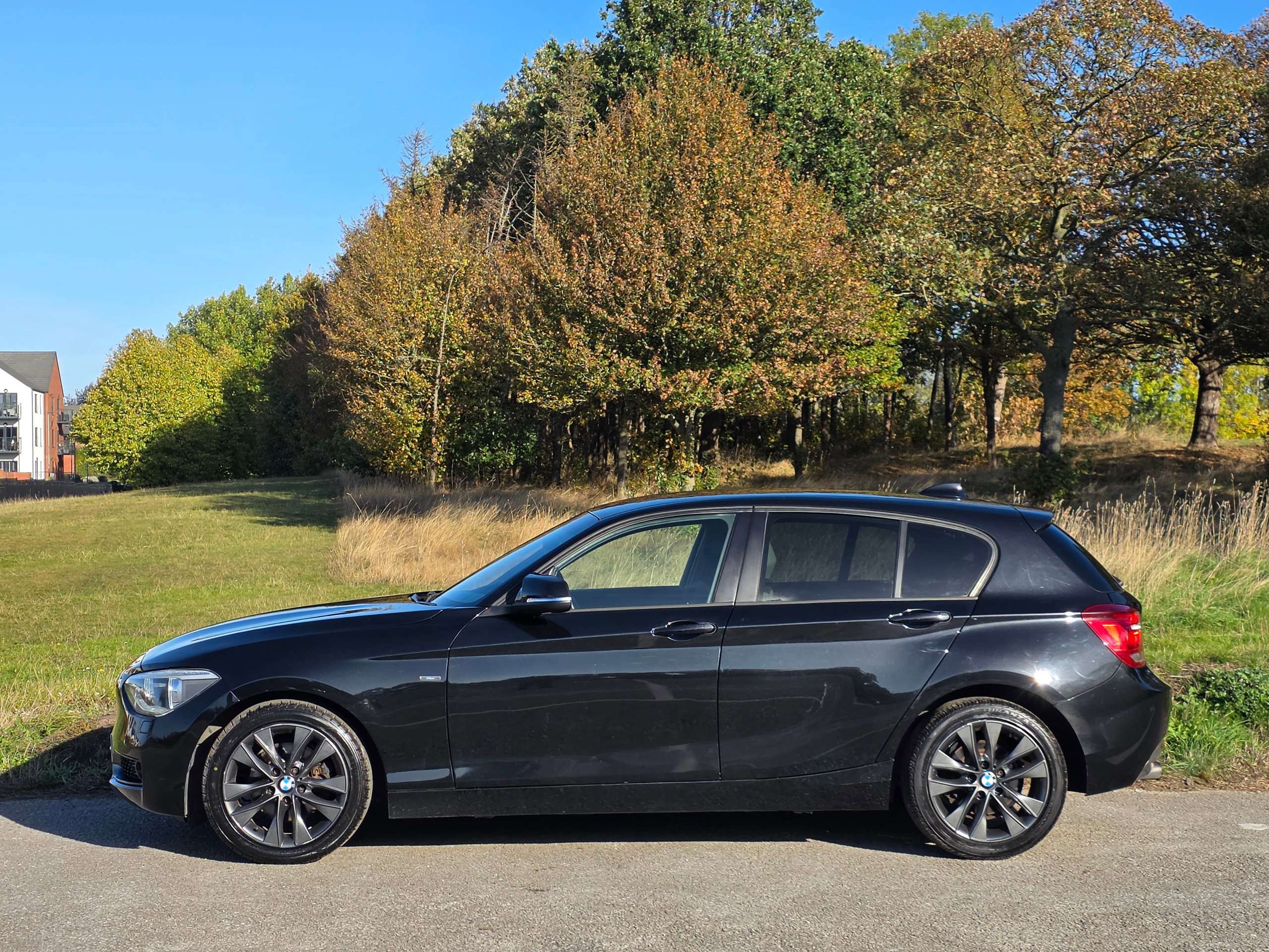 A 2011 BMW 1 SERIES 1.6 118i Urban Hatchback 5dr Petrol Auto Euro 5 (s/s) (170 ps) A 2011 BMW 1 SERIES 1.6 118i Urban Hatchback 5dr Petrol Auto Euro 5 (s/s) (170 ps)