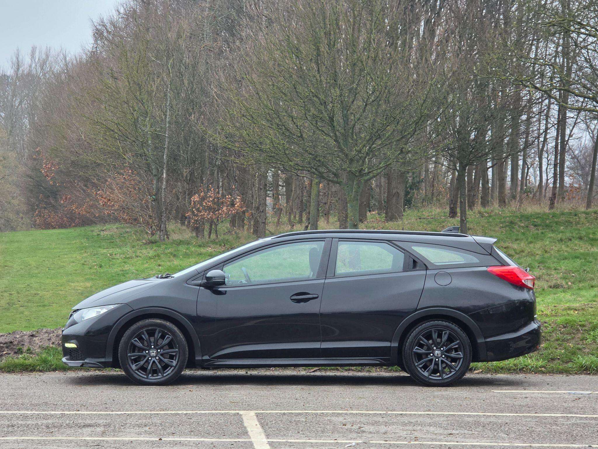 A 2015 HONDA CIVIC 1.6 i-DTEC Black Edition Tourer Euro 5 (s/s) 5dr A 2015 HONDA CIVIC 1.6 i-DTEC Black Edition Tourer Euro 5 (s/s) 5dr
