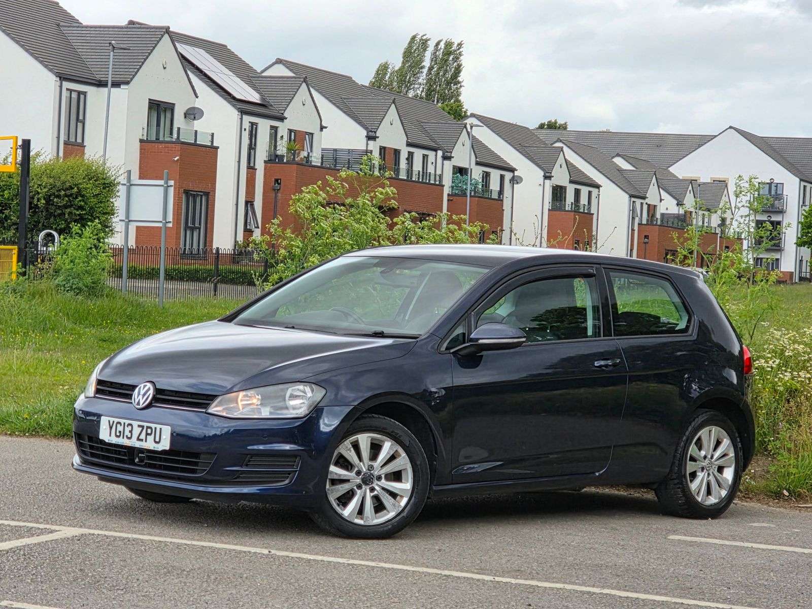 A 2013 VOLKSWAGEN GOLF 1.4 TSI BlueMotion Tech SE Hatchback 3dr Petrol Manual Euro 5 (s/s) (122 ps) A 2013 VOLKSWAGEN GOLF 1.4 TSI BlueMotion Tech SE Hatchback 3dr Petrol Manual Euro 5 (s/s) (122 ps)