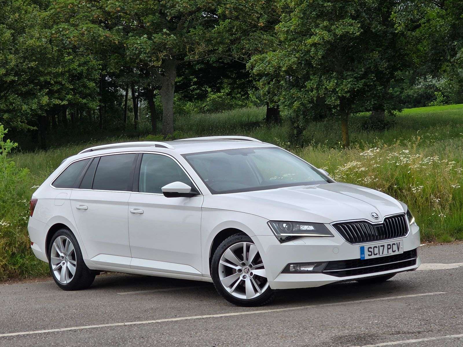 A 2017 SKODA SUPERB 2.0 TDI SE L Executive Estate 5dr Diesel Manual Euro 6 (s/s) (150 ps) A 2017 SKODA SUPERB 2.0 TDI SE L Executive Estate 5dr Diesel Manual Euro 6 (s/s) (150 ps)
