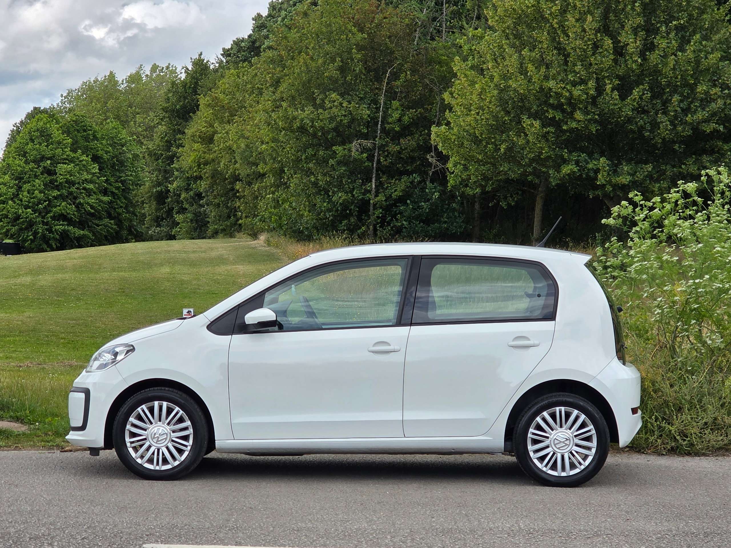 A 2019 VOLKSWAGEN UP! 1.0 Move up! Hatchback 5dr Petrol Manual Euro 6 (s/s) (60 ps) A 2019 VOLKSWAGEN UP! 1.0 Move up! Hatchback 5dr Petrol Manual Euro 6 (s/s) (60 ps)