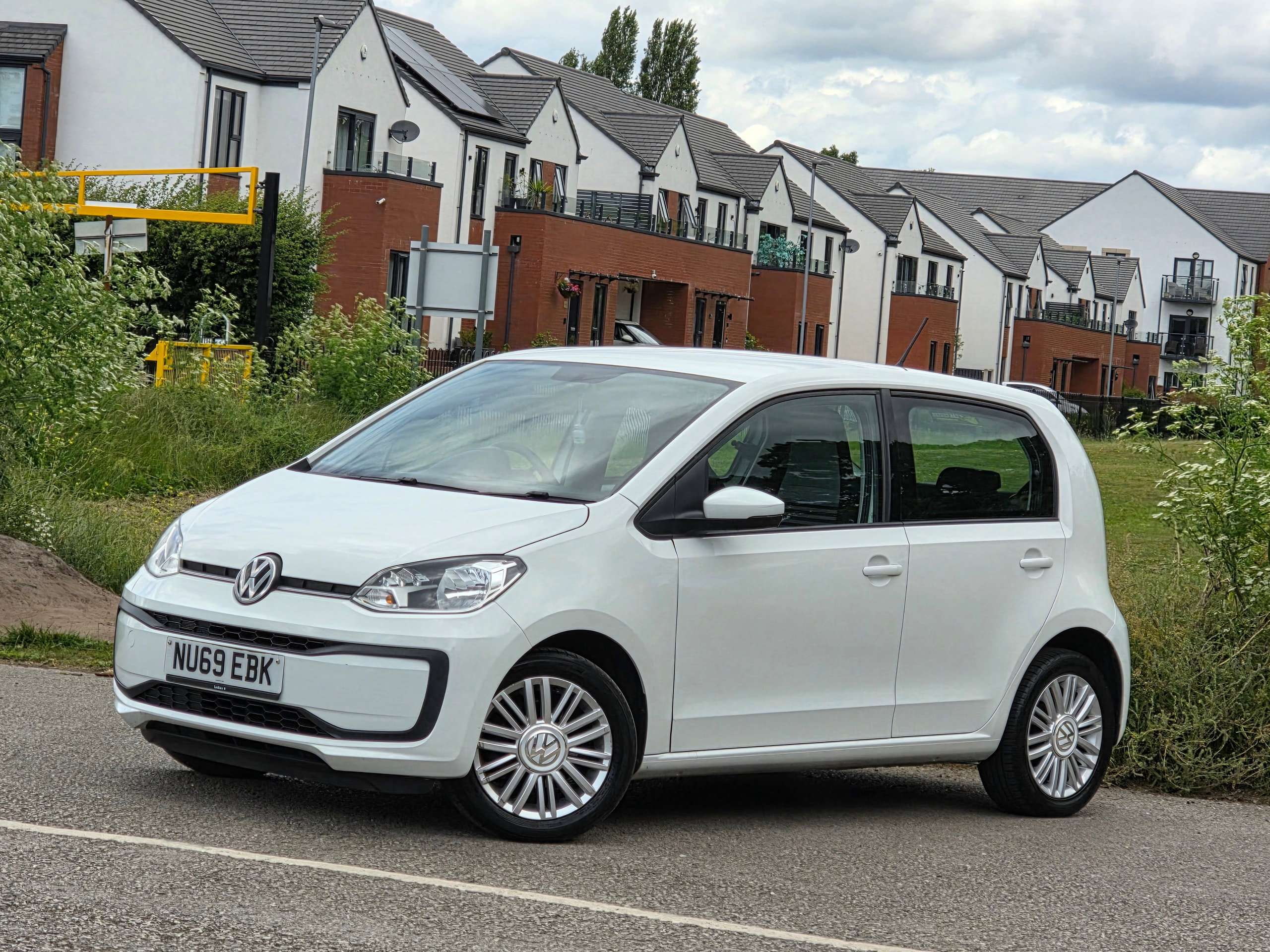 A 2019 VOLKSWAGEN UP! 1.0 Move up! Hatchback 5dr Petrol Manual Euro 6 (s/s) (60 ps) A 2019 VOLKSWAGEN UP! 1.0 Move up! Hatchback 5dr Petrol Manual Euro 6 (s/s) (60 ps)