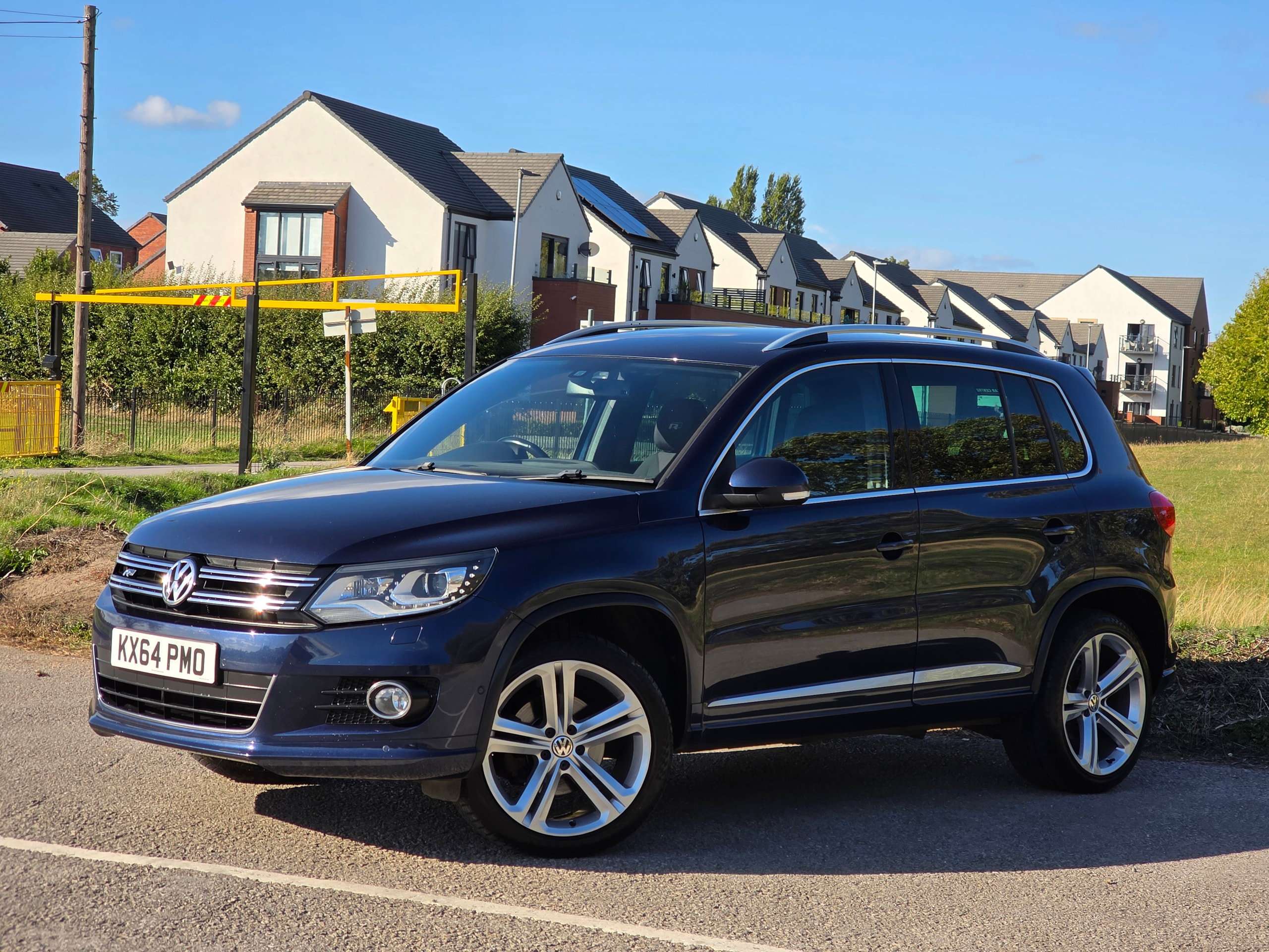 A 2014 VOLKSWAGEN TIGUAN 2.0 TDI BlueMotion Tech R-Line SUV 5dr Diesel Manual 4WD Euro 5 (s/s) (Nav) (177 ps) A 2014 VOLKSWAGEN TIGUAN 2.0 TDI BlueMotion Tech R-Line SUV 5dr Diesel Manual 4WD Euro 5 (s/s) (Nav) (177 ps)