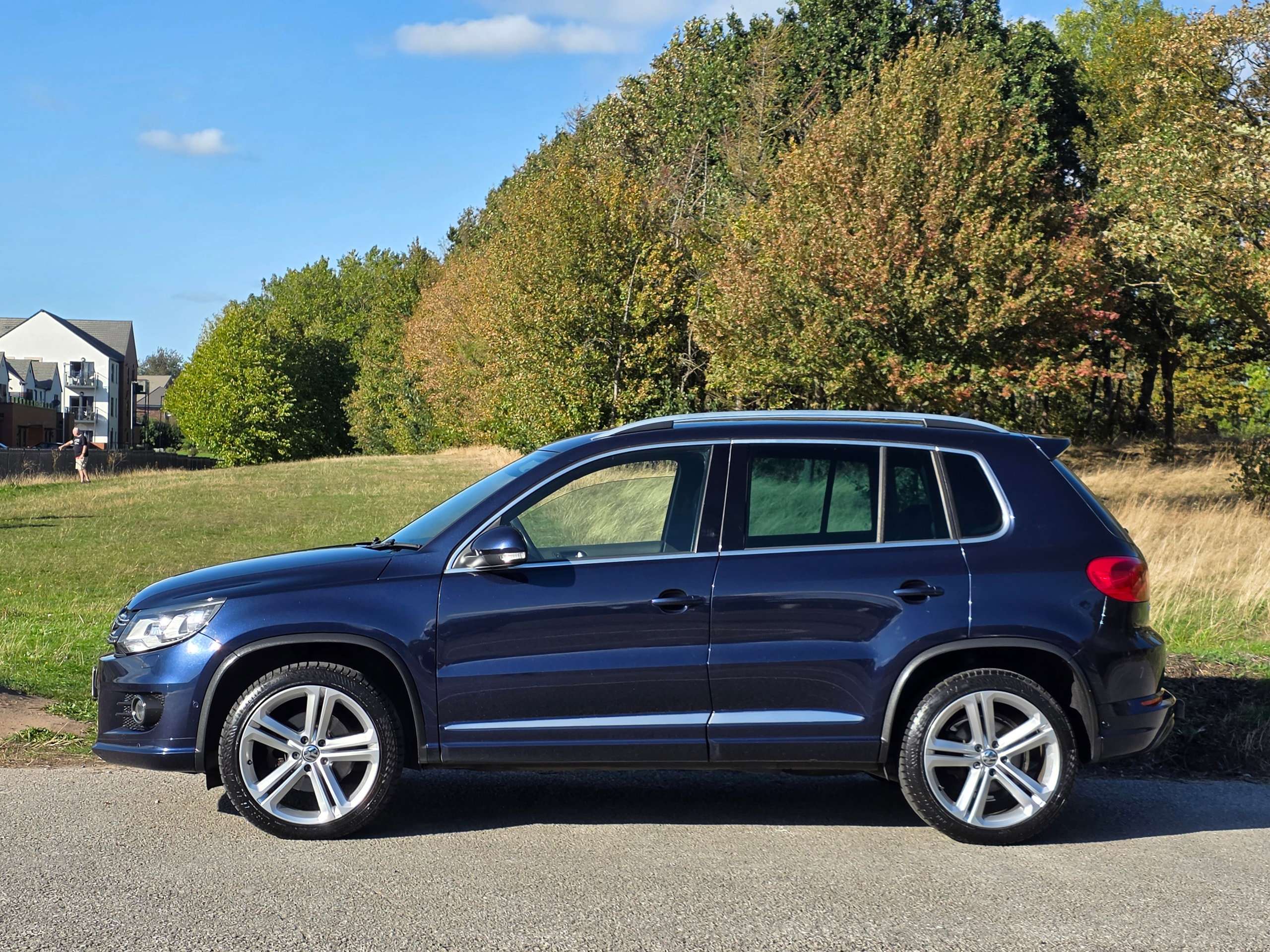 A 2014 VOLKSWAGEN TIGUAN 2.0 TDI BlueMotion Tech R-Line SUV 5dr Diesel Manual 4WD Euro 5 (s/s) (Nav) (177 ps) A 2014 VOLKSWAGEN TIGUAN 2.0 TDI BlueMotion Tech R-Line SUV 5dr Diesel Manual 4WD Euro 5 (s/s) (Nav) (177 ps)
