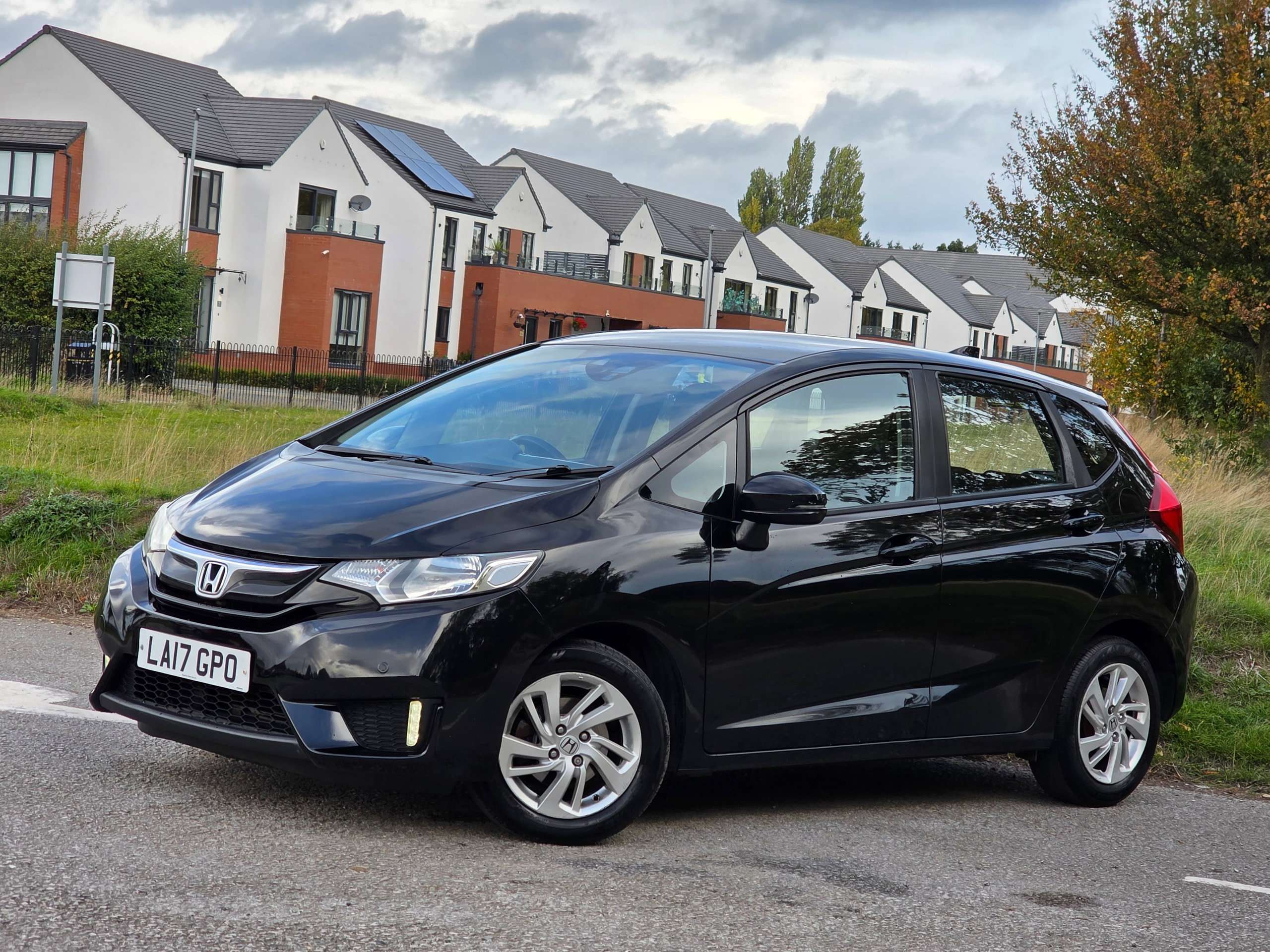 A 2017 HONDA JAZZ 1.3 i-VTEC SE Navi Hatchback 5dr Petrol CVT Euro 6 (s/s) (102 ps) A 2017 HONDA JAZZ 1.3 i-VTEC SE Navi Hatchback 5dr Petrol CVT Euro 6 (s/s) (102 ps)