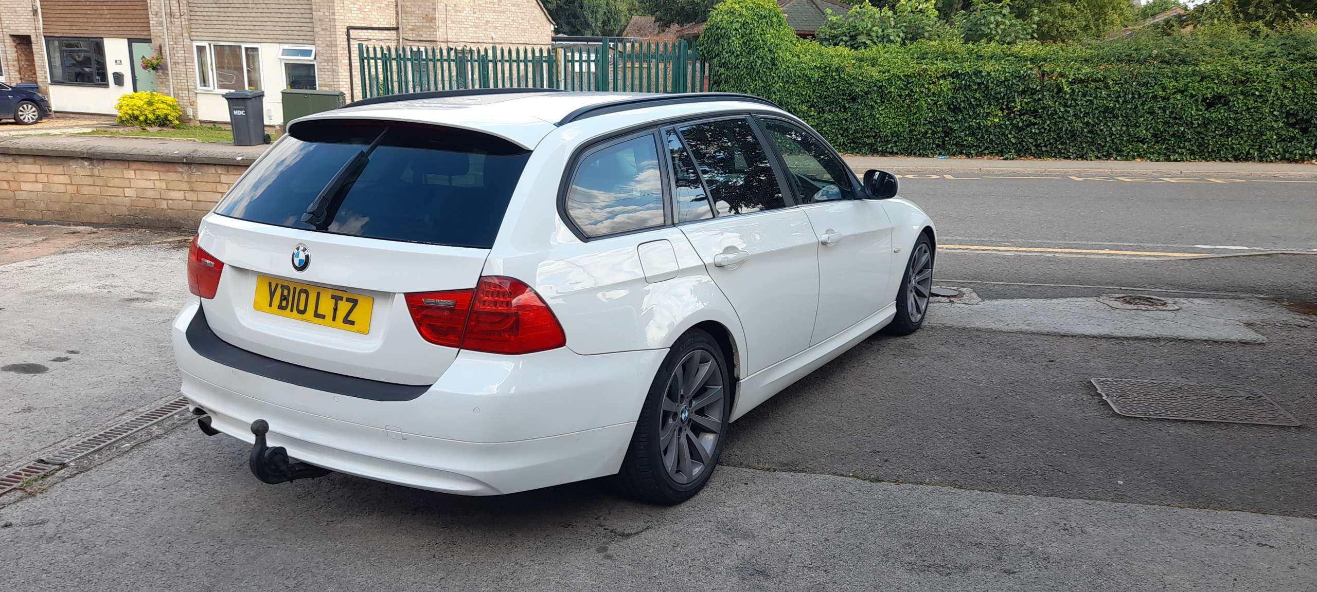 A 2010 BMW 3 SERIES 2.0 318d SE Touring 5dr Diesel Manual Euro 5 (143 ps) A 2010 BMW 3 SERIES 2.0 318d SE Touring 5dr Diesel Manual Euro 5 (143 ps)