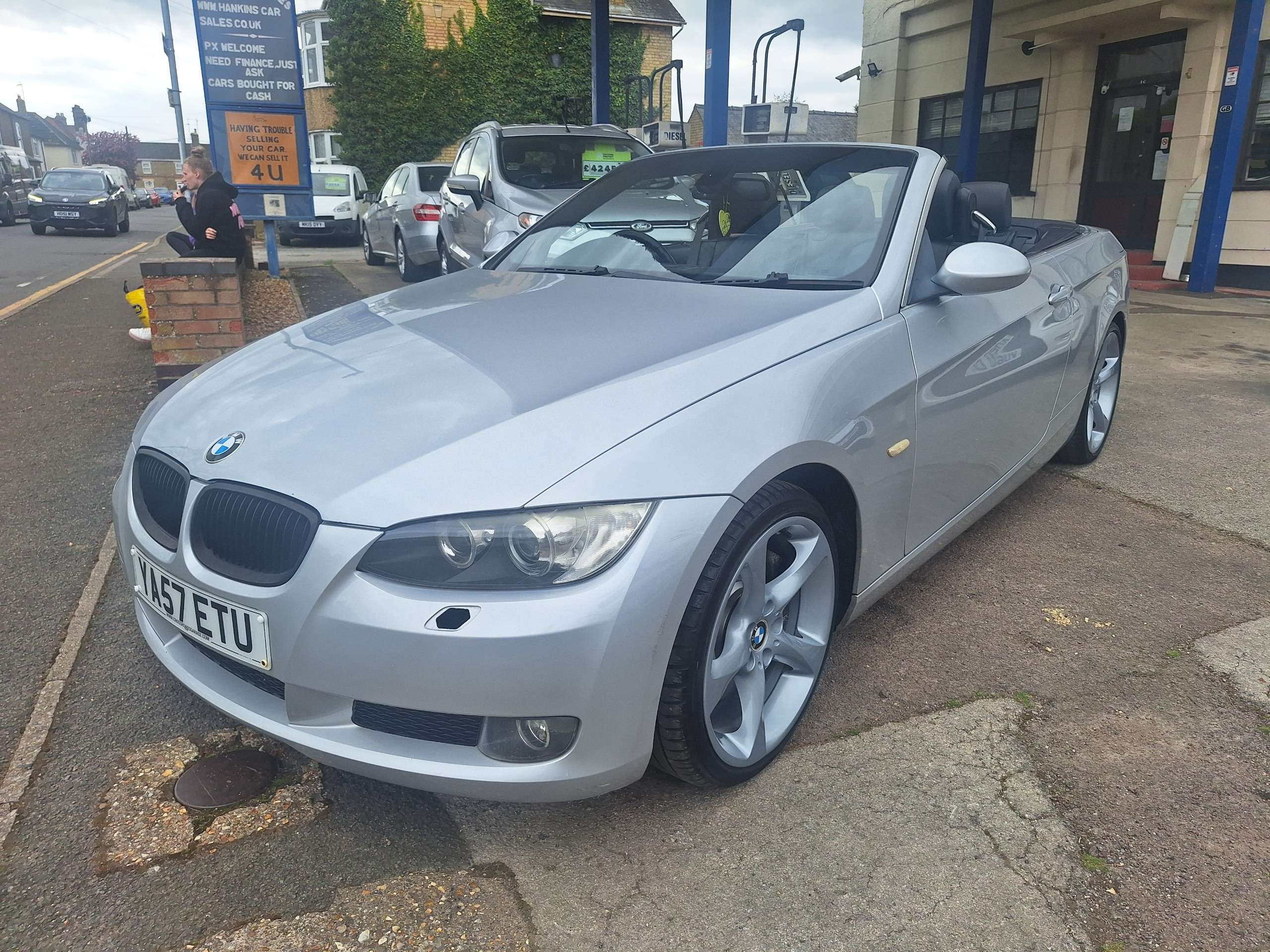 A 2008 BMW 3 SERIES 3.0 330i SE Convertible 2dr Petrol Steptronic Euro 4 (272 ps) A 2008 BMW 3 SERIES 3.0 330i SE Convertible 2dr Petrol Steptronic Euro 4 (272 ps)