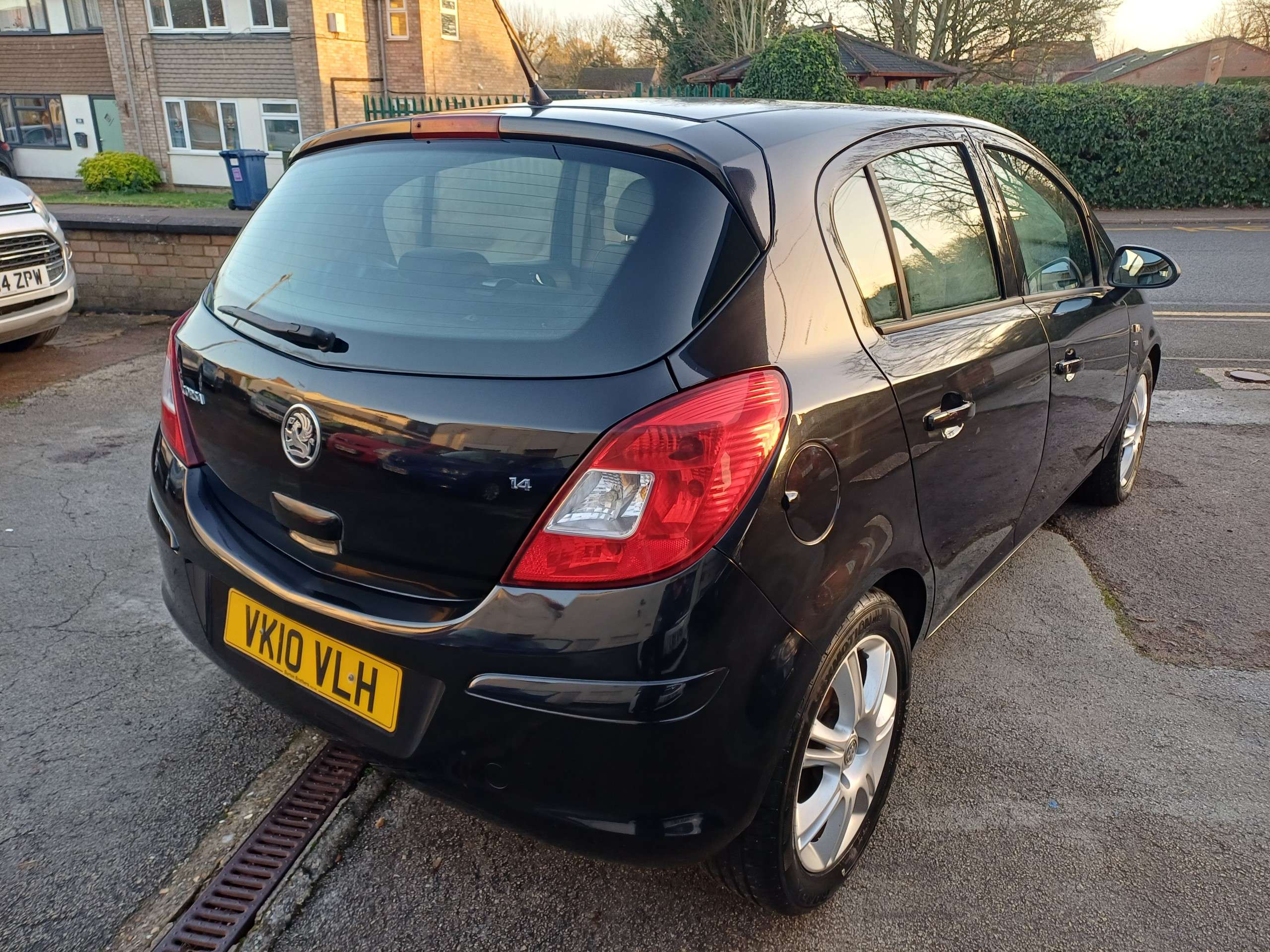 A 2010 VAUXHALL CORSA 1.4i 16v SE Hatchback 5dr Petrol Manual (a/c) (129 g/km, 99 bhp) A 2010 VAUXHALL CORSA 1.4i 16v SE Hatchback 5dr Petrol Manual (a/c) (129 g/km, 99 bhp)