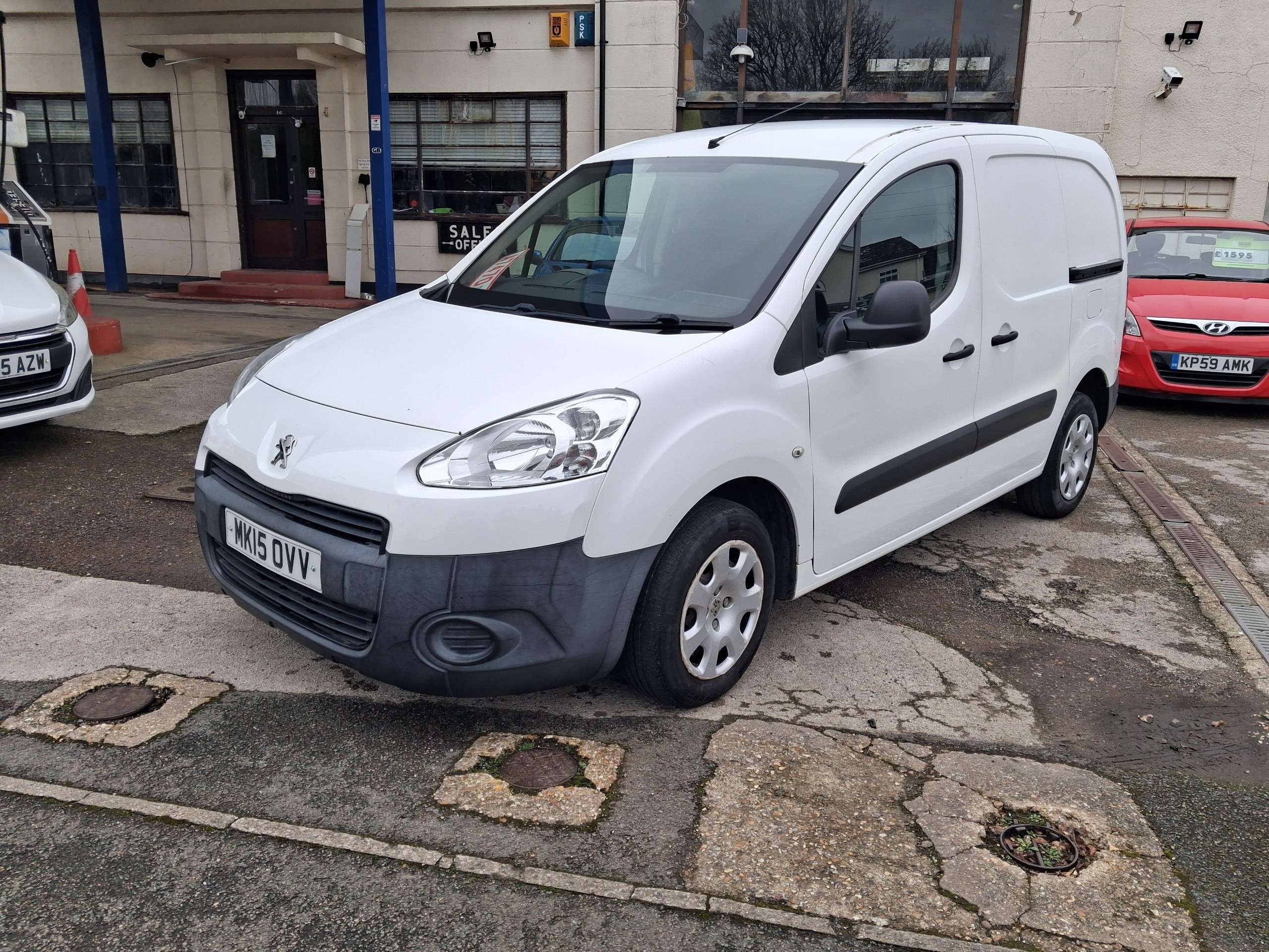 A 2015 PEUGEOT PARTNER 1.6 HDi 850 S Panel Van 4dr Diesel Manual L1 (138 g/km, 90 bhp) A 2015 PEUGEOT PARTNER 1.6 HDi 850 S Panel Van 4dr Diesel Manual L1 (138 g/km, 90 bhp)