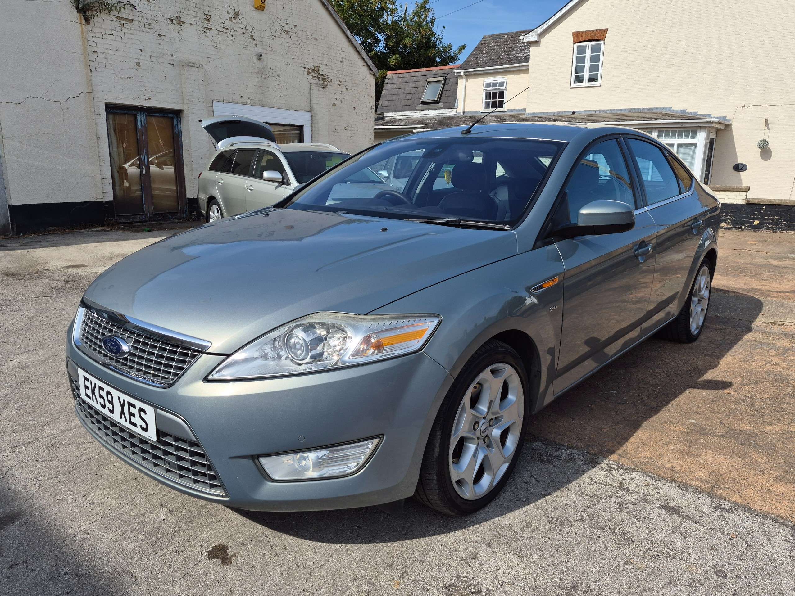 A 2009 FORD MONDEO 2.0 TDCi Titanium X Hatchback 5dr Diesel Automatic (187 g/km, 138 bhp) A 2009 FORD MONDEO 2.0 TDCi Titanium X Hatchback 5dr Diesel Automatic (187 g/km, 138 bhp)