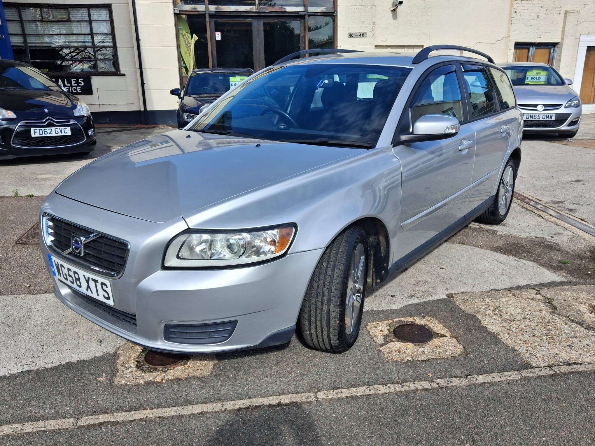 A 2009 VOLVO V50 1.6D DRIVe S Estate 5dr Diesel Manual Euro 4 (109 ps) A 2009 VOLVO V50 1.6D DRIVe S Estate 5dr Diesel Manual Euro 4 (109 ps)