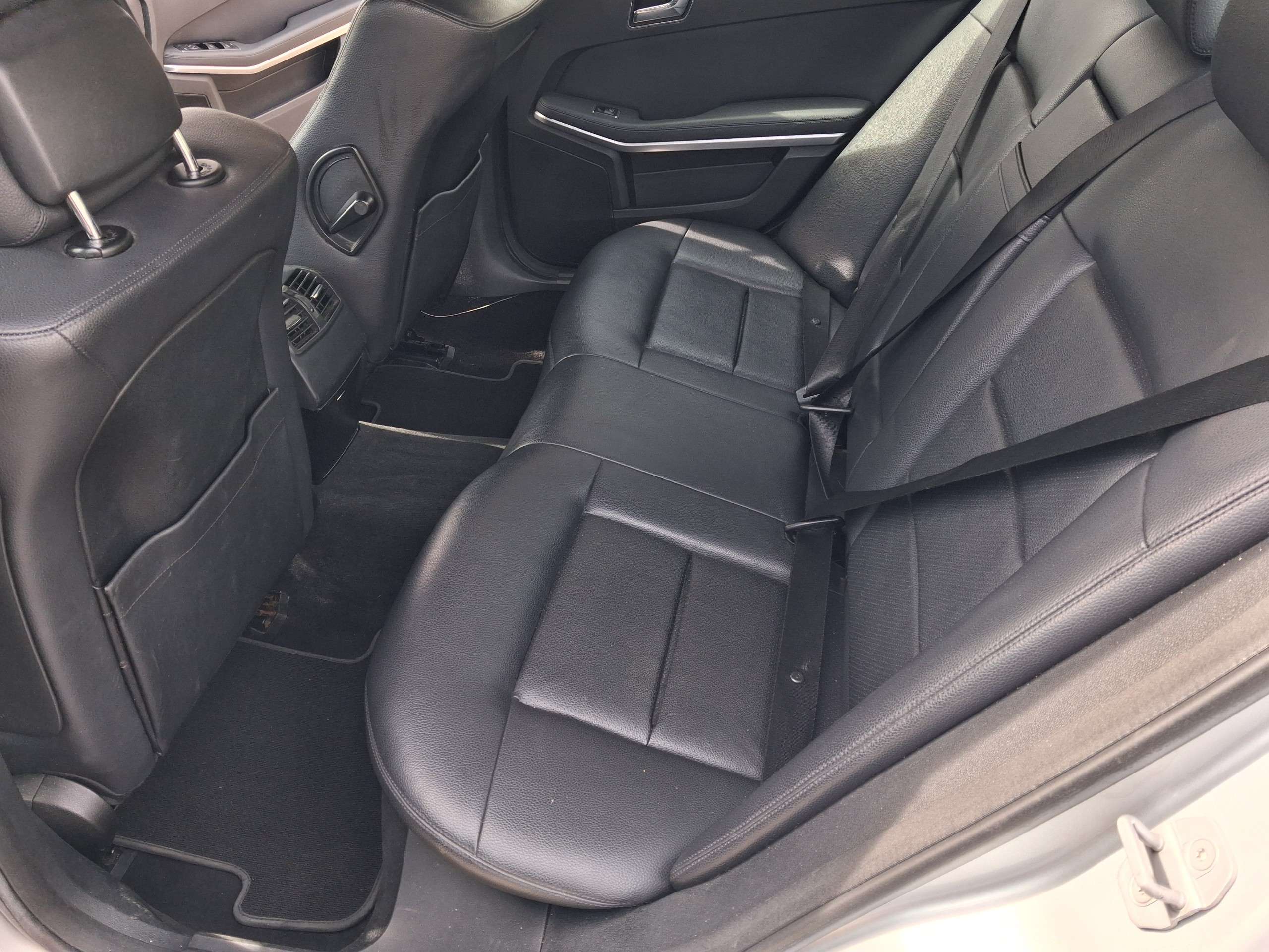 A 2011 MERCEDES-BENZ E CLASS 2.1 E220 CDI BlueEfficiency SE Edition 125 Saloon 4dr Diesel G-Tronic+ Euro 5 (s/s) (170 ps) A 2011 MERCEDES-BENZ E CLASS 2.1 E220 CDI BlueEfficiency SE Edition 125 Saloon 4dr Diesel G-Tronic+ Euro 5 (s/s) (170 ps)