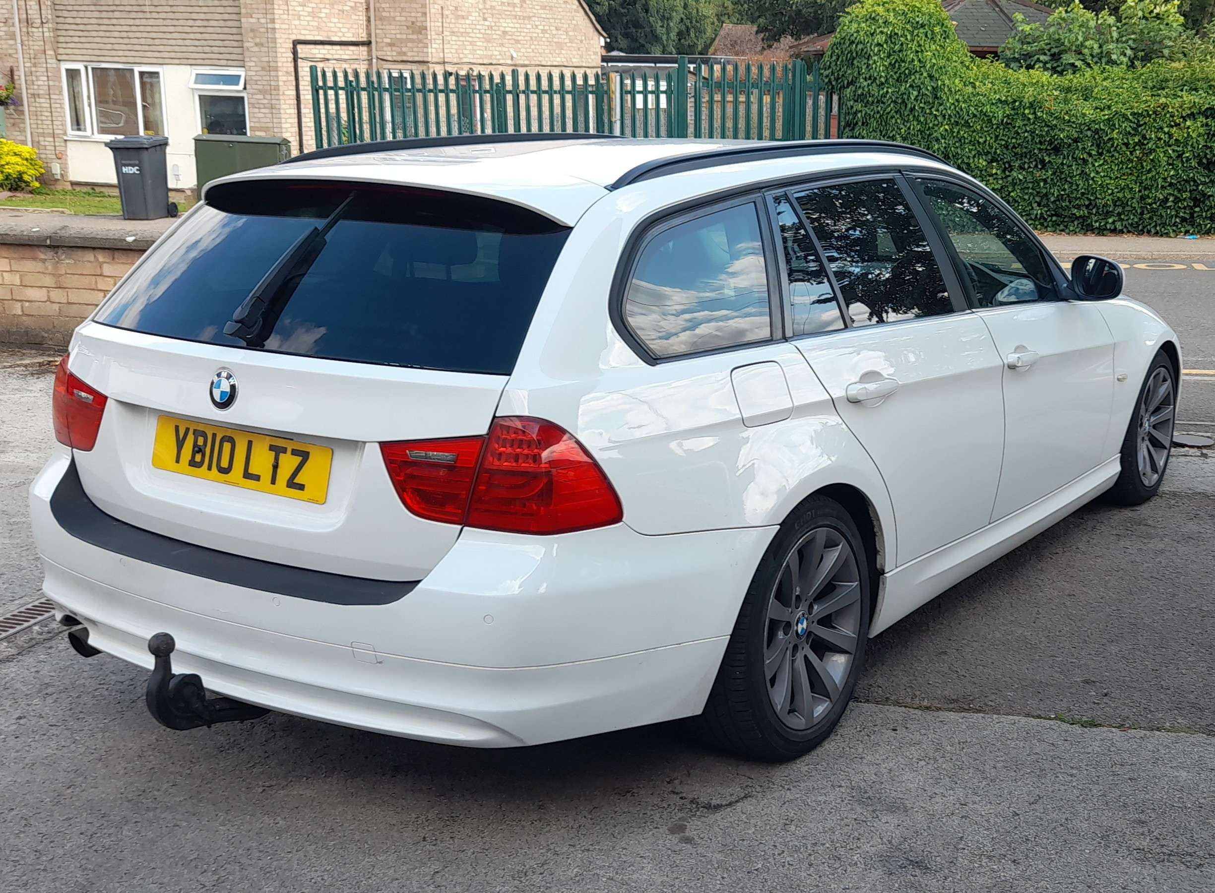 A 2010 BMW 3 SERIES 2.0 318d SE Touring 5dr Diesel Manual Euro 5 (143 ps) A 2010 BMW 3 SERIES 2.0 318d SE Touring 5dr Diesel Manual Euro 5 (143 ps)
