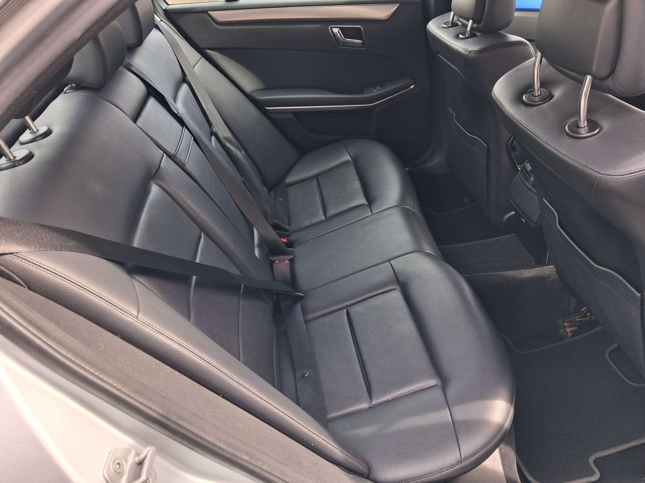 A 2011 MERCEDES-BENZ E CLASS 2.1 E220 CDI BlueEfficiency SE Edition 125 Saloon 4dr Diesel G-Tronic+ Euro 5 (s/s) (170 ps) A 2011 MERCEDES-BENZ E CLASS 2.1 E220 CDI BlueEfficiency SE Edition 125 Saloon 4dr Diesel G-Tronic+ Euro 5 (s/s) (170 ps)