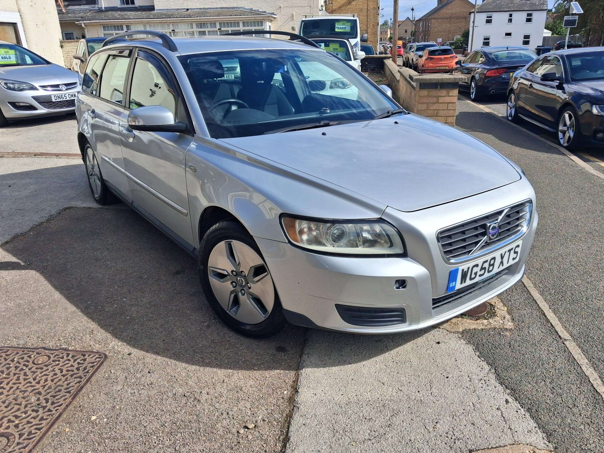 A 2009 VOLVO V50 1.6D DRIVe S Estate 5dr Diesel Manual Euro 4 (109 ps) A 2009 VOLVO V50 1.6D DRIVe S Estate 5dr Diesel Manual Euro 4 (109 ps)