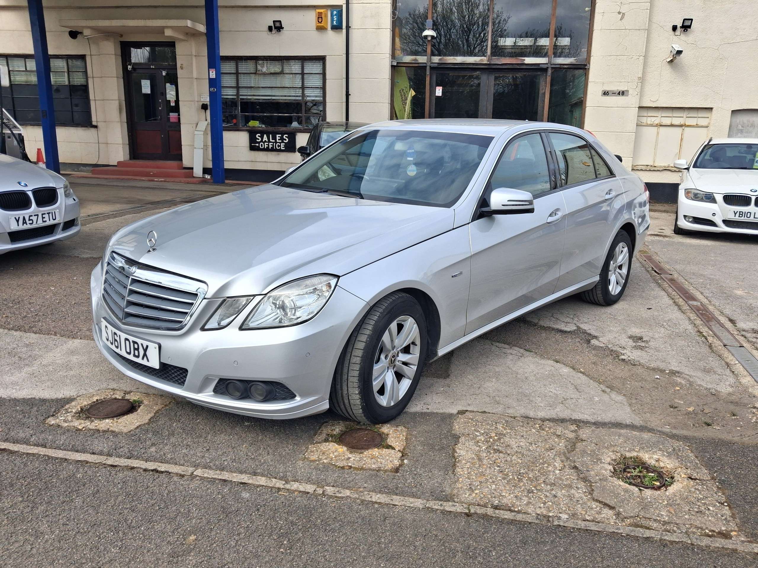 A 2011 MERCEDES-BENZ E CLASS 2.1 E220 CDI BlueEfficiency SE Edition 125 Saloon 4dr Diesel G-Tronic+ Euro 5 (s/s) (170 ps) A 2011 MERCEDES-BENZ E CLASS 2.1 E220 CDI BlueEfficiency SE Edition 125 Saloon 4dr Diesel G-Tronic+ Euro 5 (s/s) (170 ps)