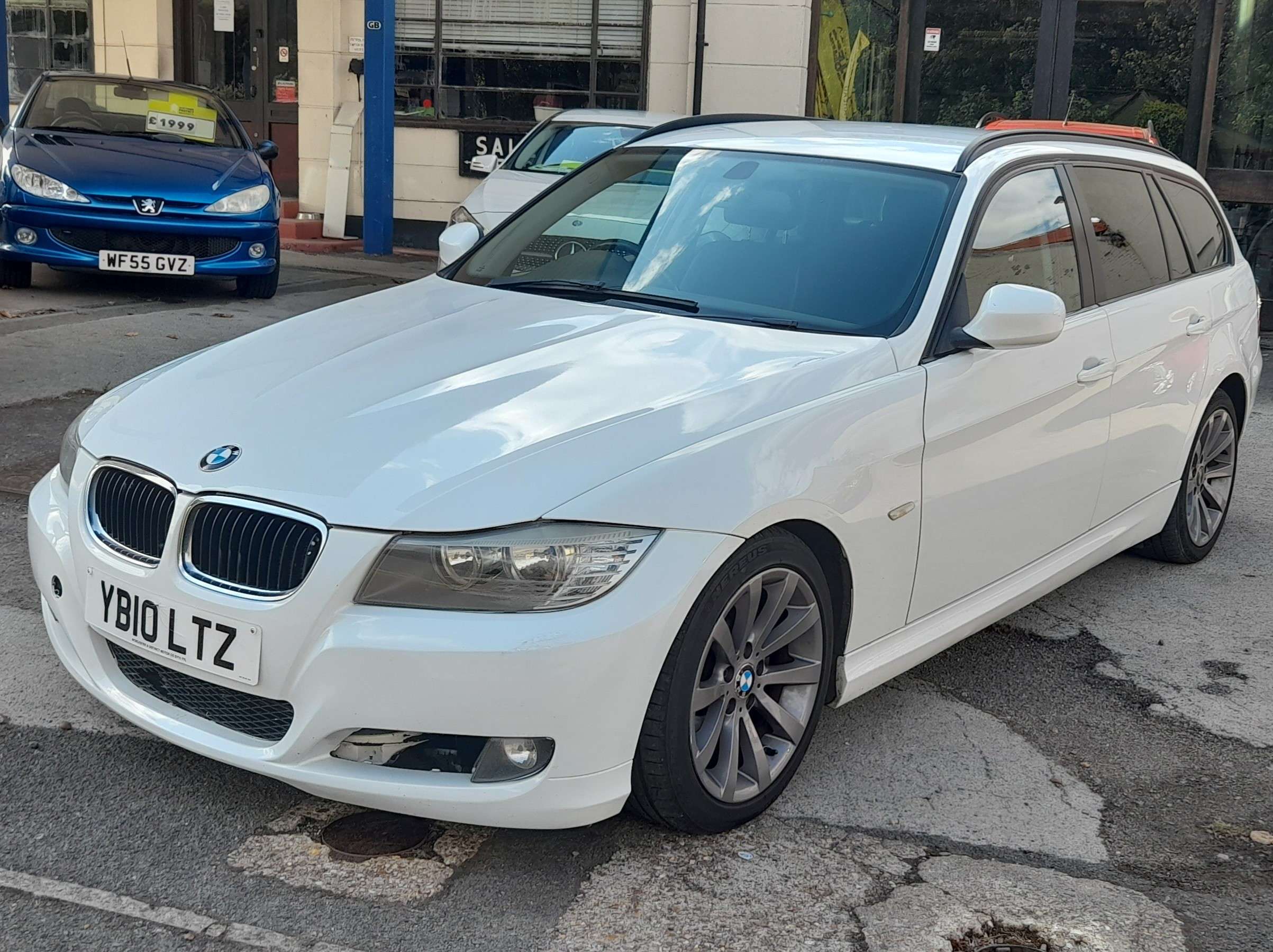 A 2010 BMW 3 SERIES 2.0 318d SE Touring 5dr Diesel Manual Euro 5 (143 ps) A 2010 BMW 3 SERIES 2.0 318d SE Touring 5dr Diesel Manual Euro 5 (143 ps)