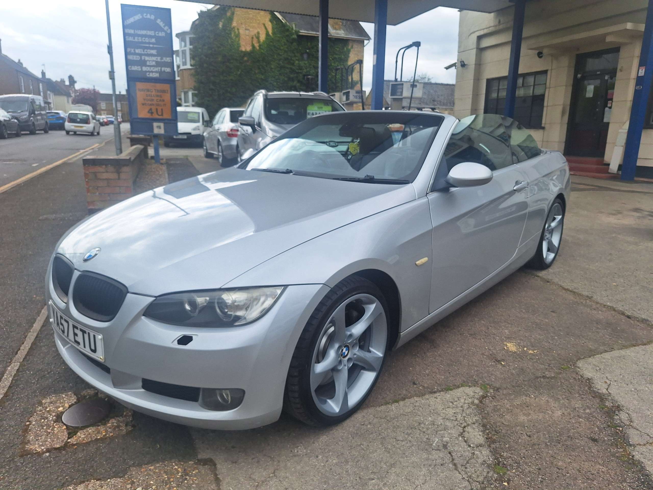 A 2008 BMW 3 SERIES 3.0 330i SE Convertible 2dr Petrol Steptronic Euro 4 (272 ps) A 2008 BMW 3 SERIES 3.0 330i SE Convertible 2dr Petrol Steptronic Euro 4 (272 ps)