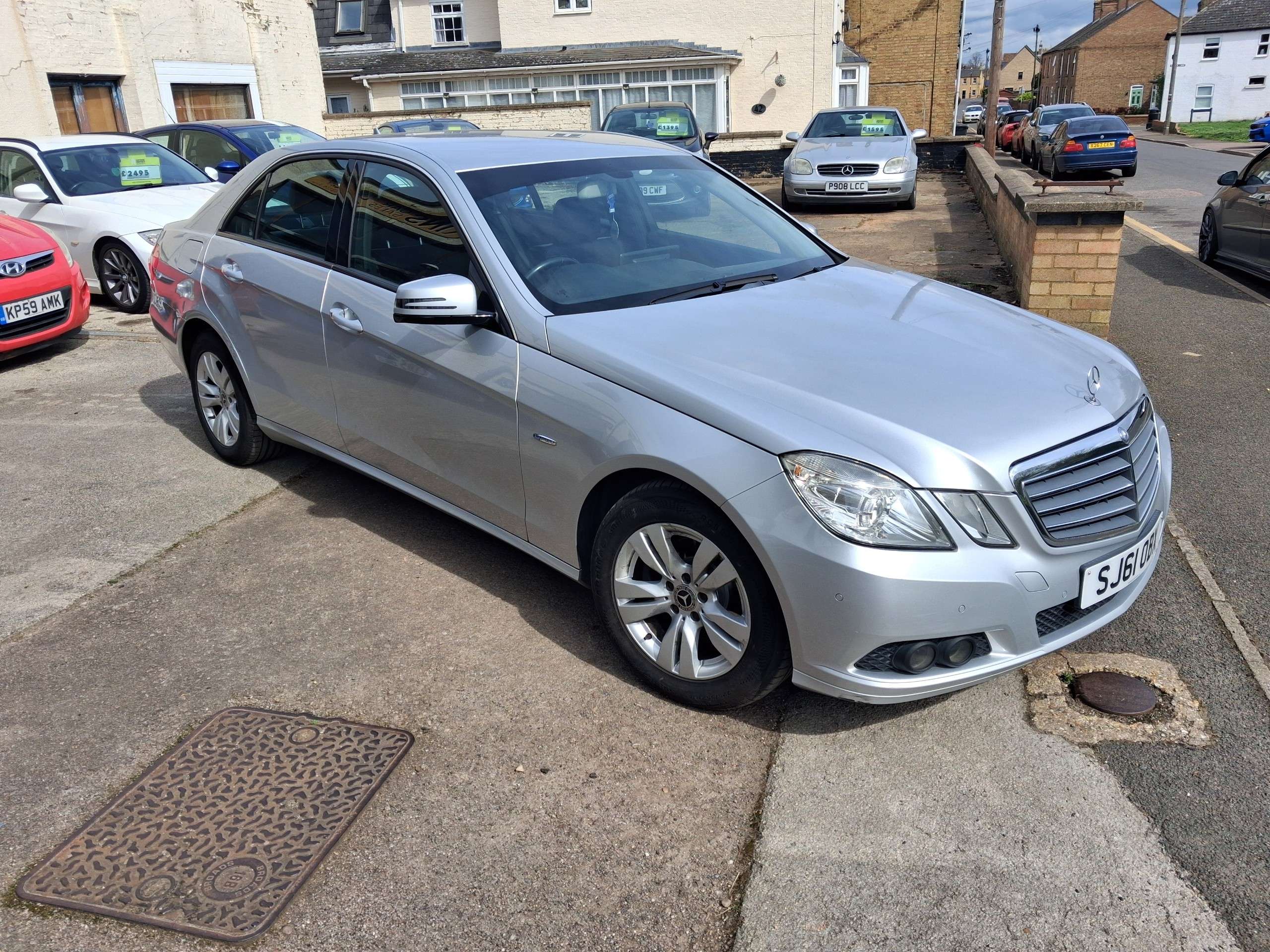 A 2011 MERCEDES-BENZ E CLASS 2.1 E220 CDI BlueEfficiency SE Edition 125 Saloon 4dr Diesel G-Tronic+ Euro 5 (s/s) (170 ps) A 2011 MERCEDES-BENZ E CLASS 2.1 E220 CDI BlueEfficiency SE Edition 125 Saloon 4dr Diesel G-Tronic+ Euro 5 (s/s) (170 ps)