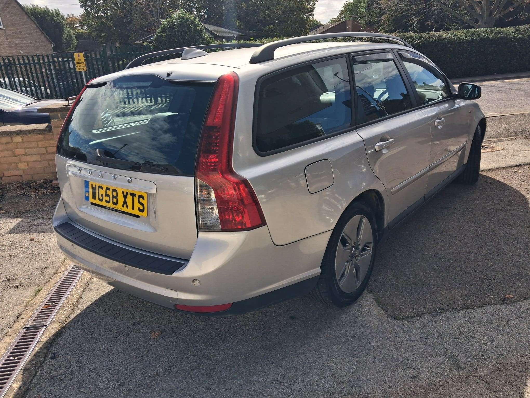 A 2009 VOLVO V50 1.6D DRIVe S Estate 5dr Diesel Manual Euro 4 (109 ps) A 2009 VOLVO V50 1.6D DRIVe S Estate 5dr Diesel Manual Euro 4 (109 ps)
